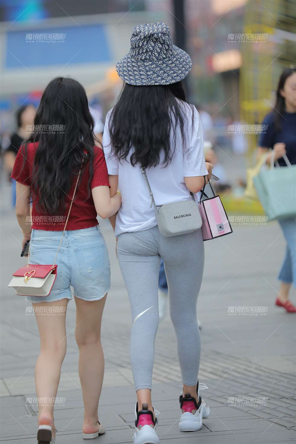 图片[2]-【凯恩赛贴】紧身裤女孩-街拍流行馆