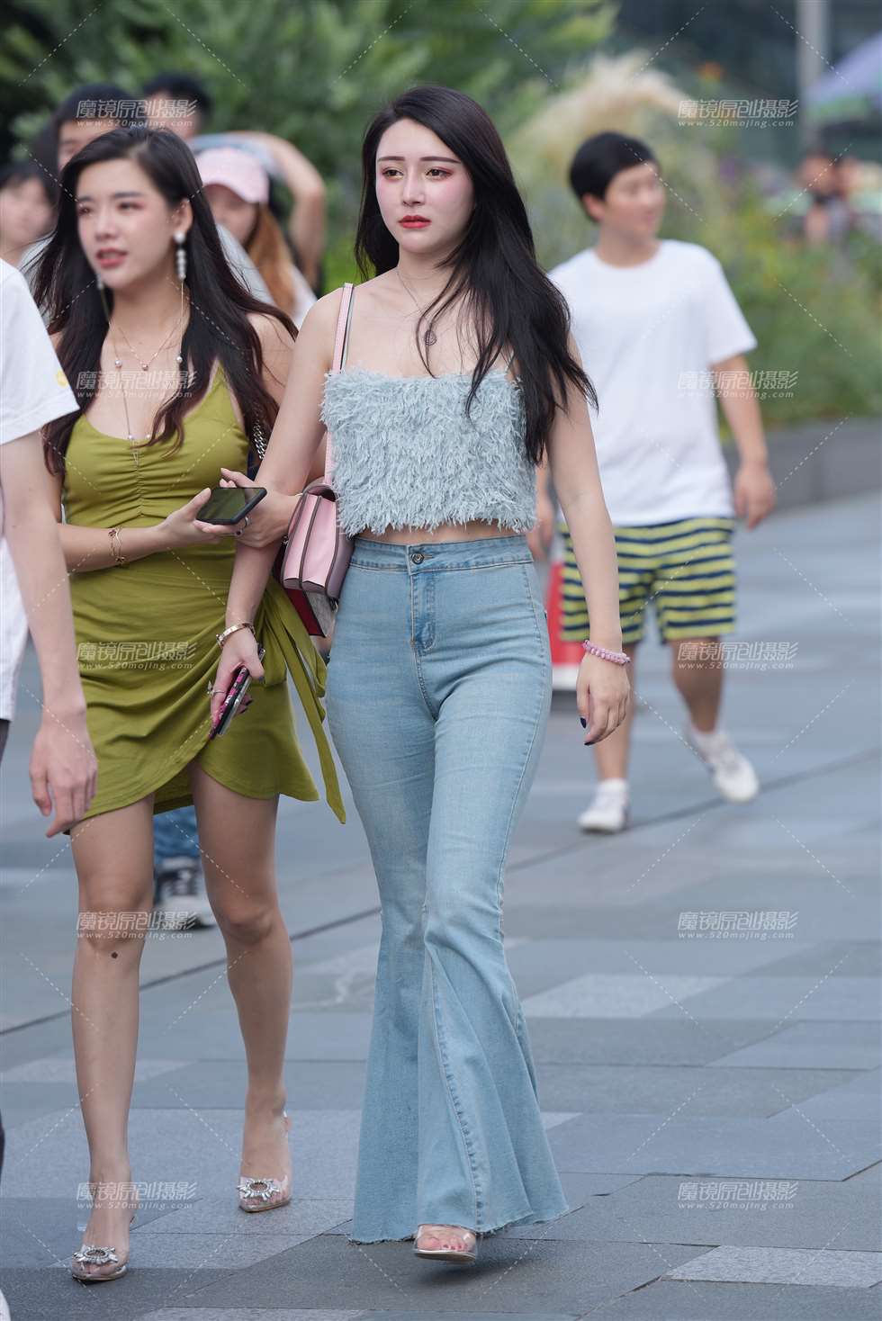 图片[1]-【慕容笙赛贴】紧身牛字裤美女-街拍流行馆