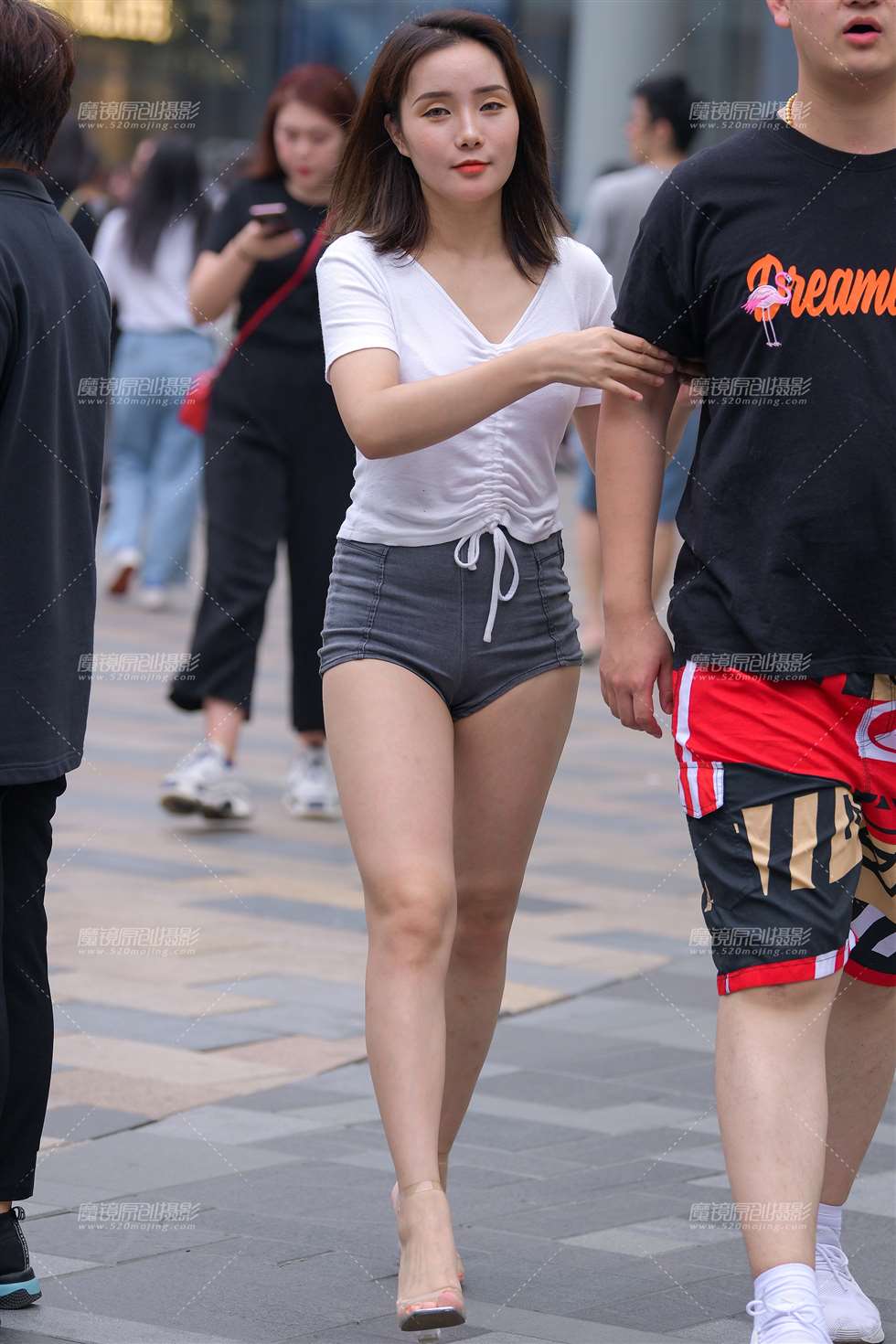 图片[1]-【街拍之魂赛帖】性感热裤小妹-街拍流行馆