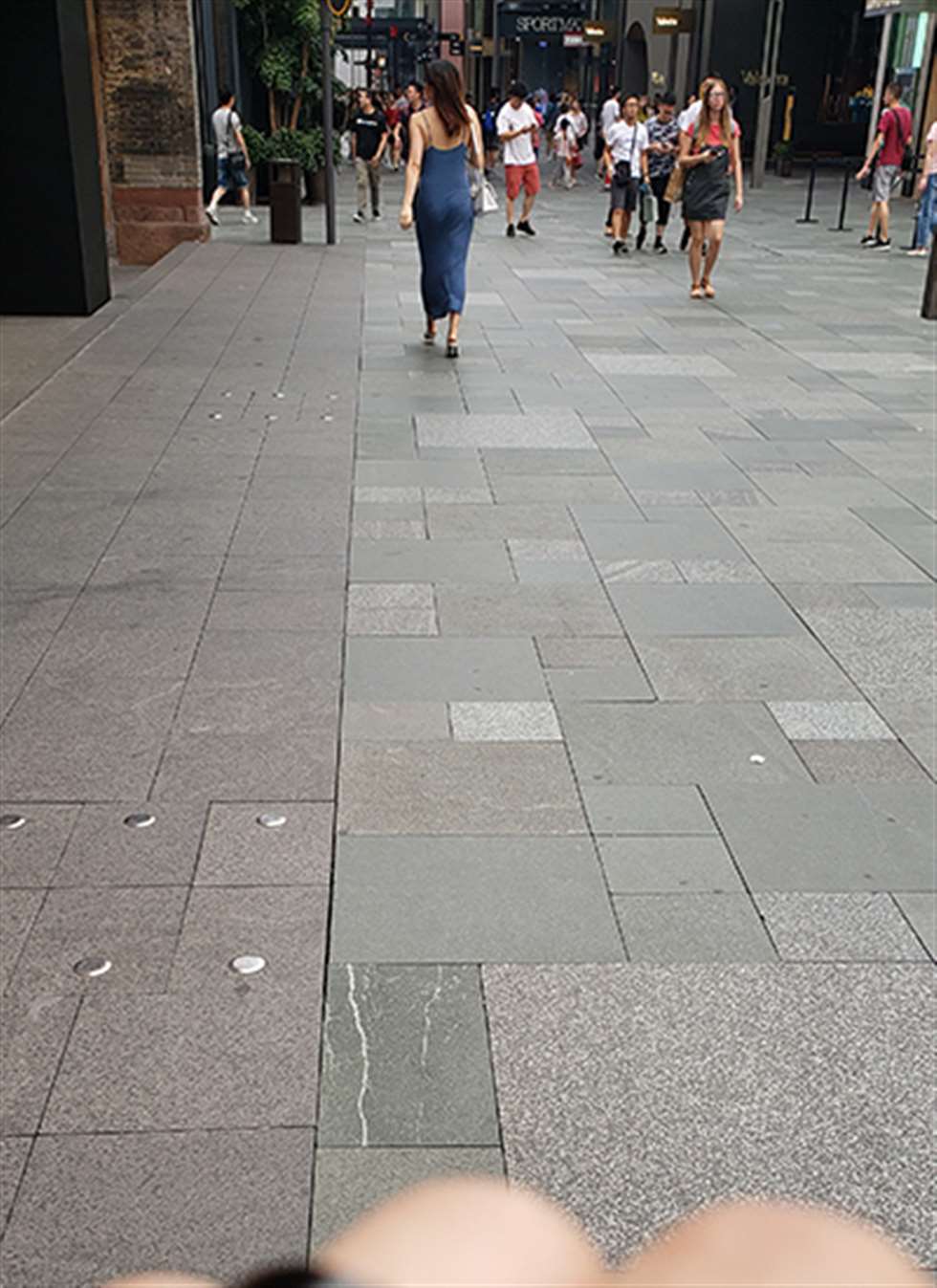 图片[3]-【凯恩赛贴】圆润的背影-街拍流行馆