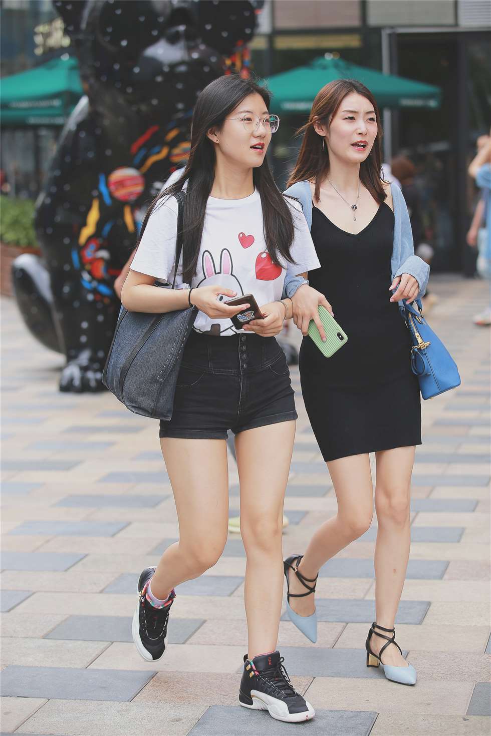 图片[1]-两个清纯的学妹-街拍流行馆
