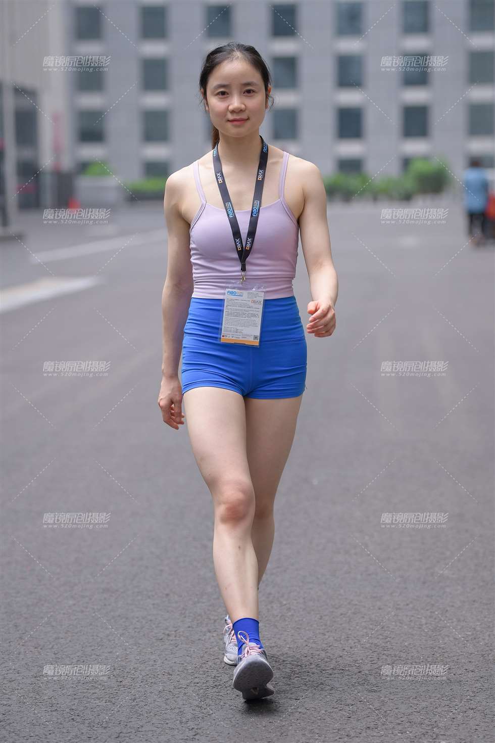 图片[1]-【街拍之魂赛帖】蓝色紧身短裤-街拍流行馆