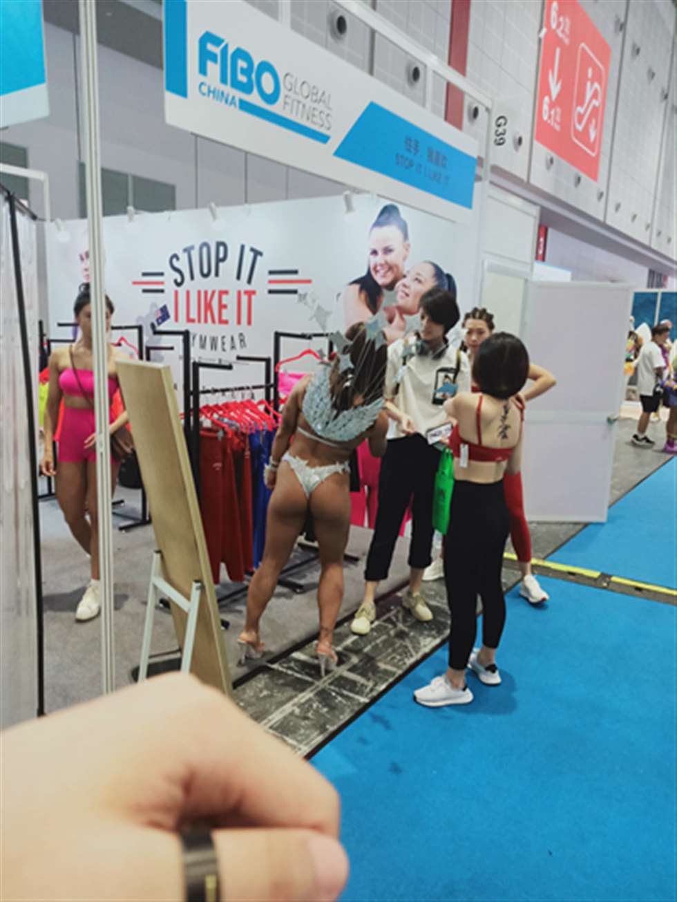 图片[3]-【欧阳赛帖】性感白色健身短裤美女-街拍流行馆