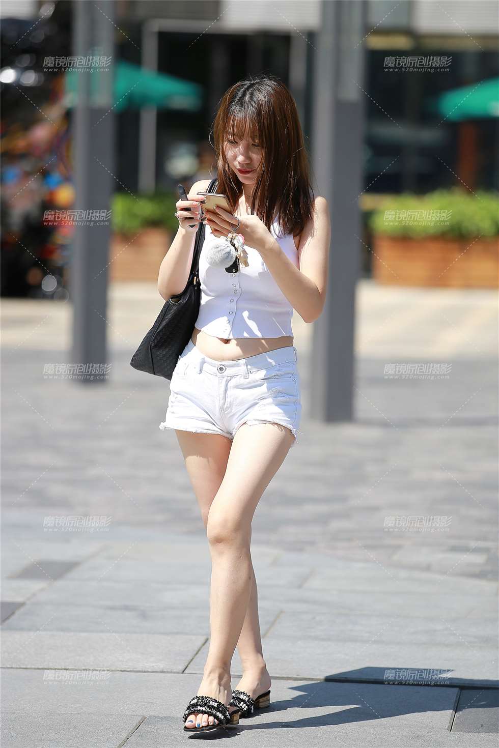 图片[1]-白热裤美眉-街拍流行馆