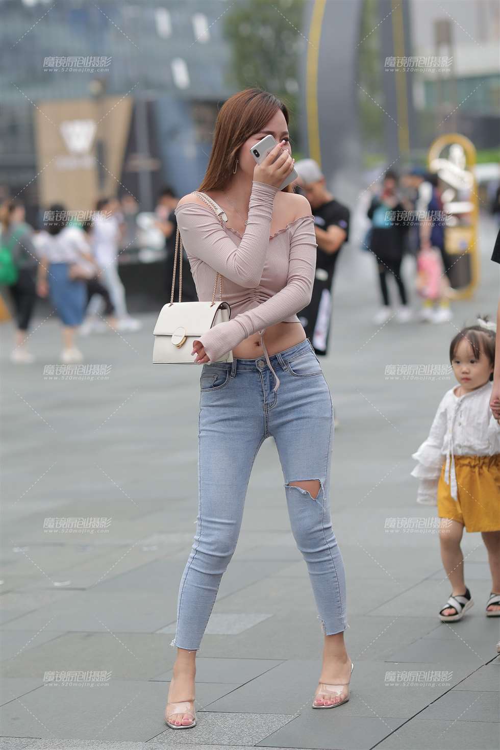 图片[1]-【凯恩赛贴】紧牛翘臀辣妈-街拍流行馆