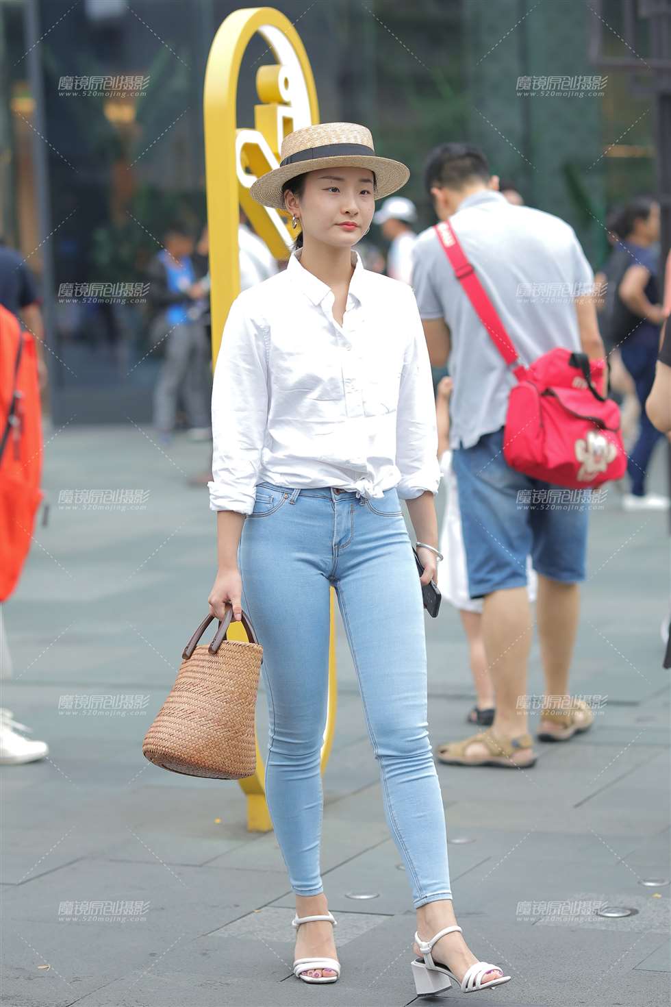 图片[1]-【凯恩赛贴】紧牛小翘臀-街拍流行馆