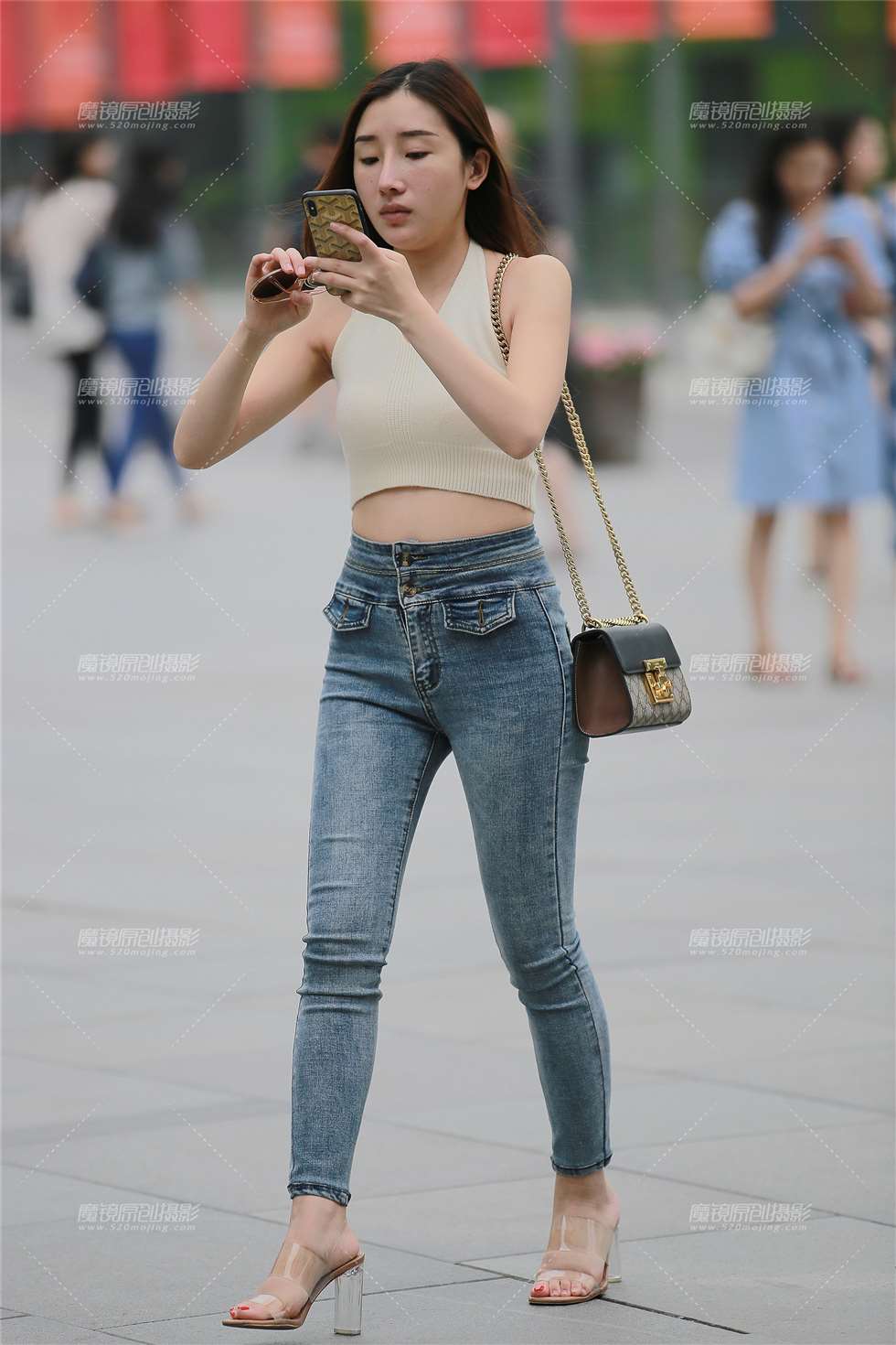 图片[1]-清秀牛仔裤美女-街拍流行馆