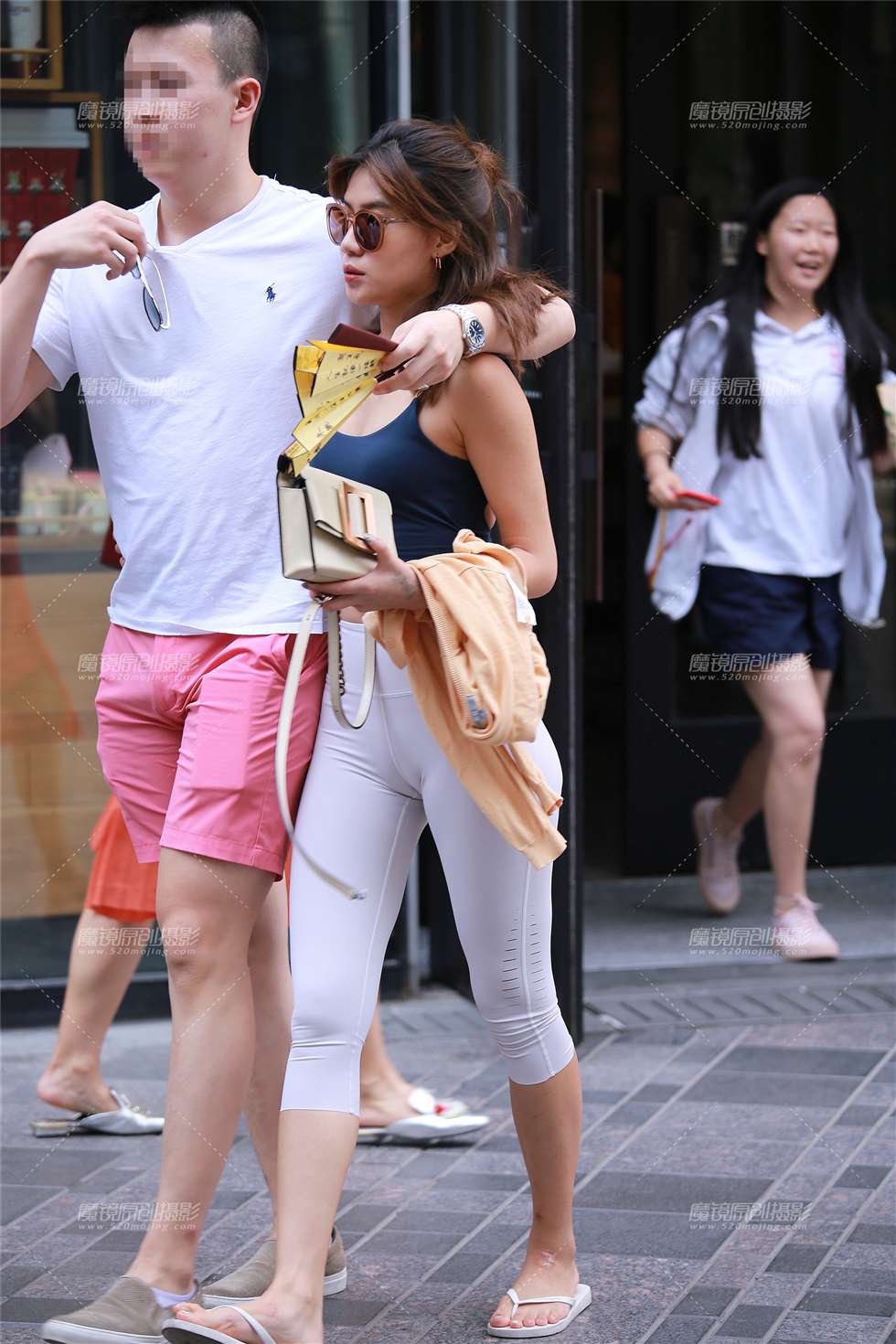 图片[1]-白色瑜伽裤美女-街拍流行馆