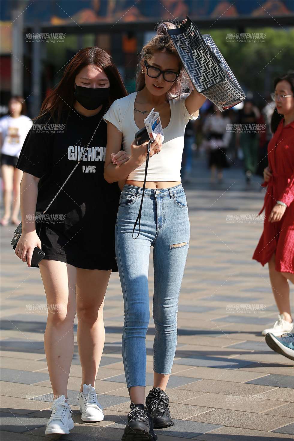 图片[1]-牛仔裤美女-街拍流行馆