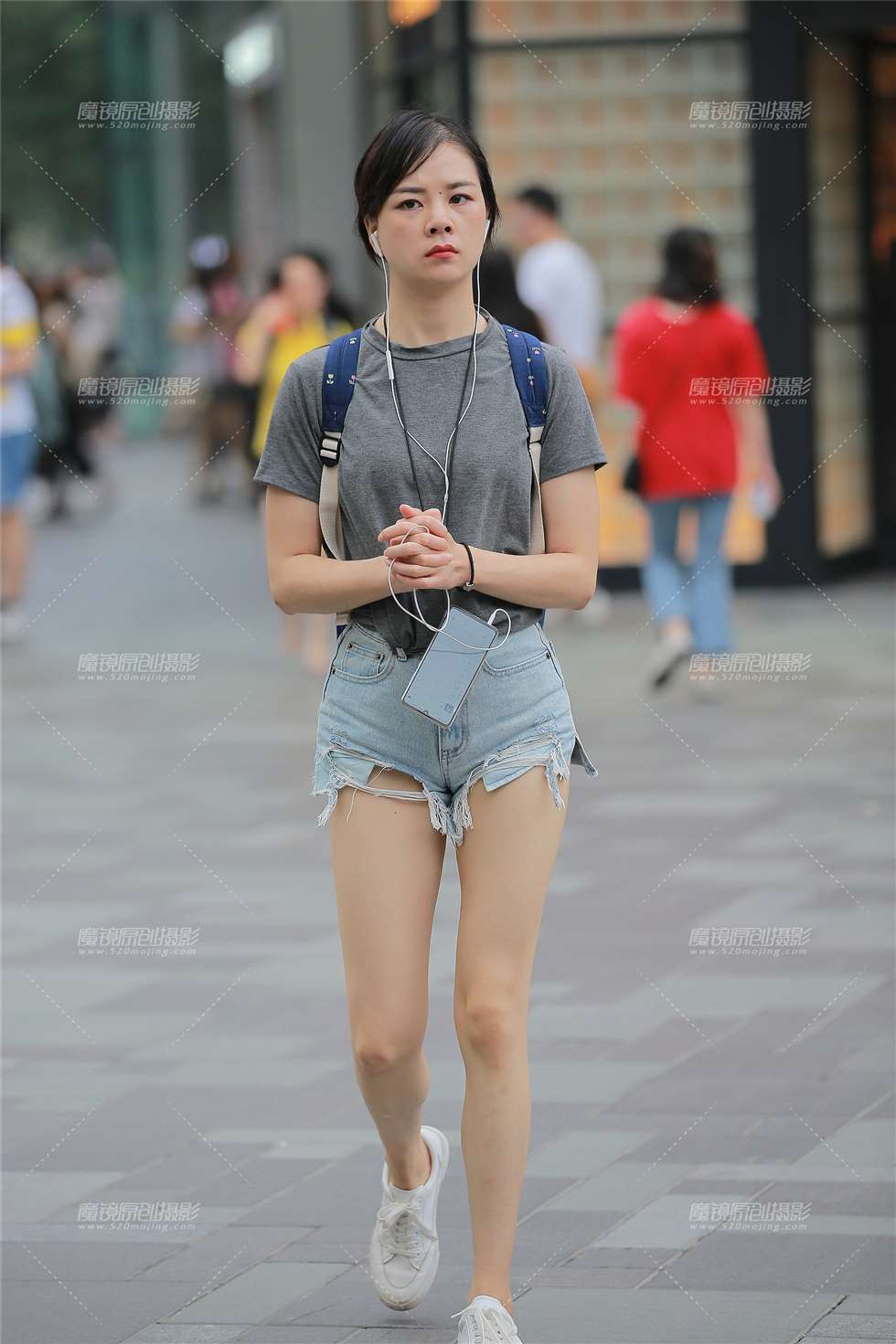 图片[1]-牛仔热裤美眉-街拍流行馆