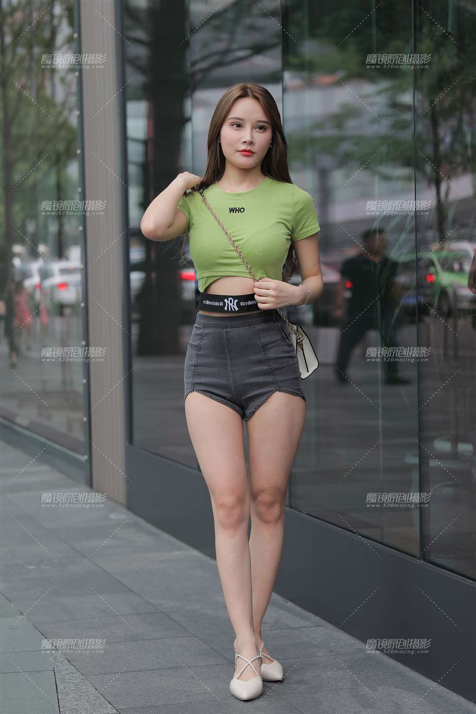 图片[1]-【凯恩赛贴】热裤美眉-街拍流行馆