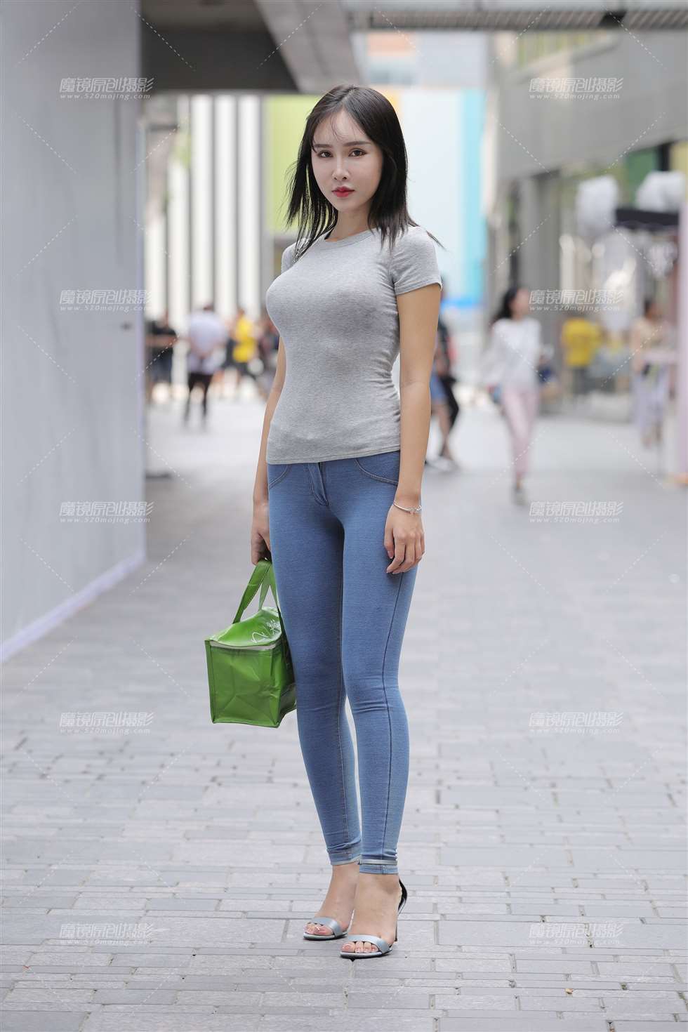 图片[1]-【视觉冲击赛贴】XING感紧身蜜桃裤小姐姐-街拍流行馆