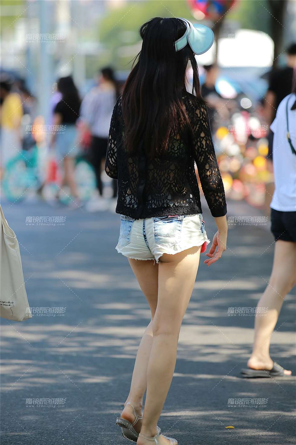 图片[2]-热裤美眉-街拍流行馆