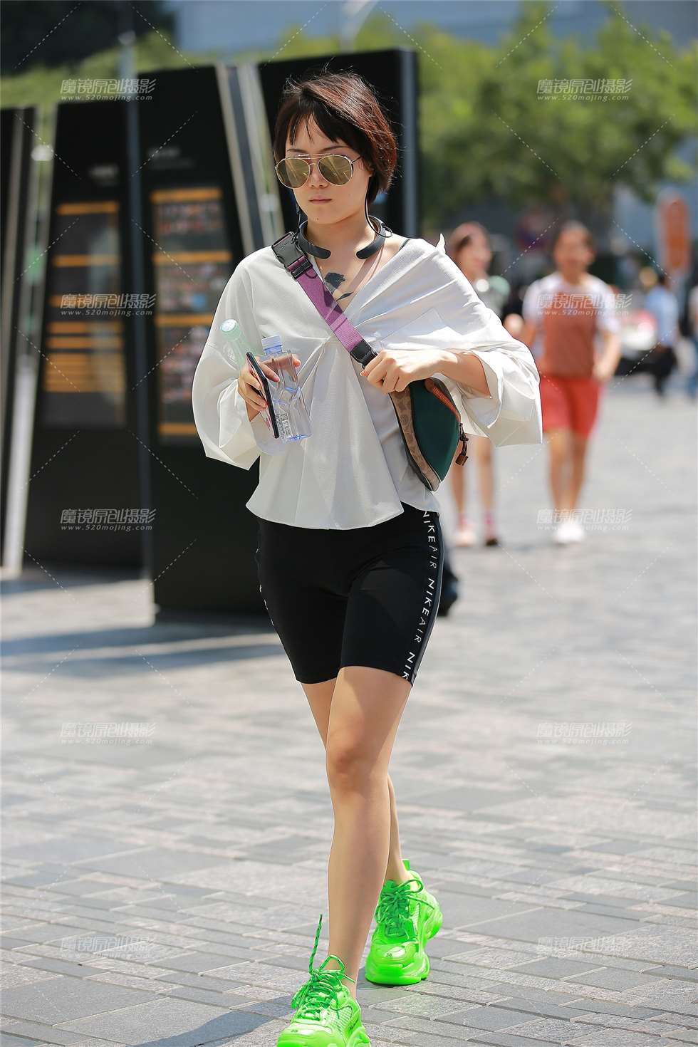 图片[1]-瑜伽短裤美女-街拍流行馆