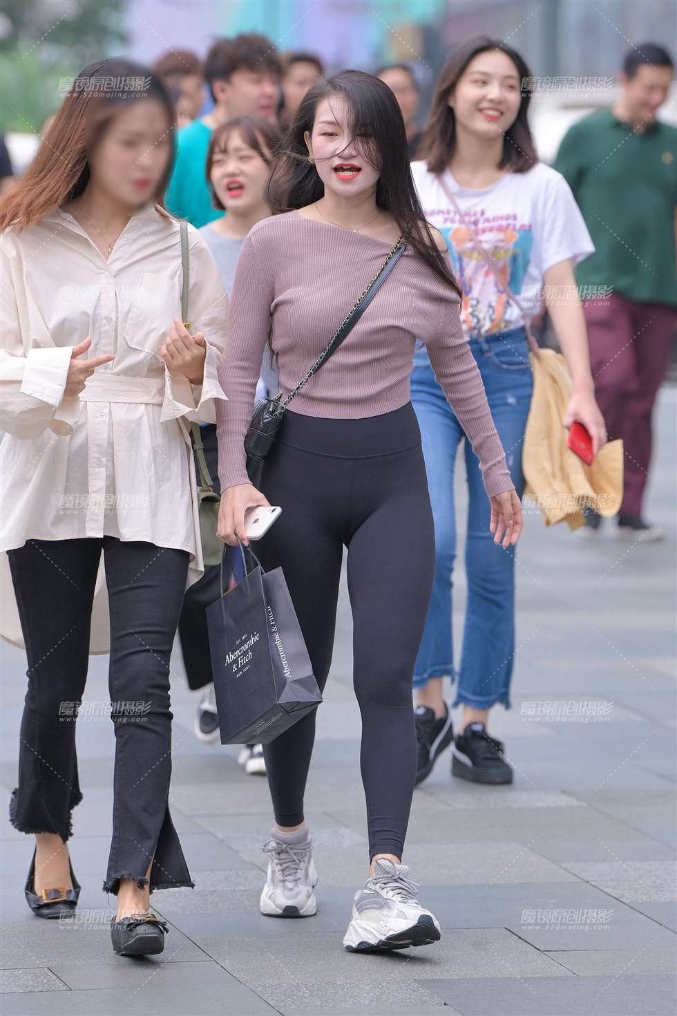 图片[2]-【视觉冲击赛贴】性感黑色紧身裤小姐姐-街拍流行馆