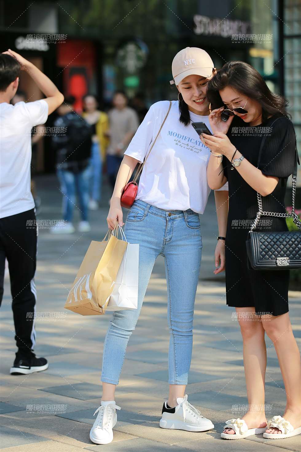 图片[1]-清纯牛仔裤美眉-街拍流行馆