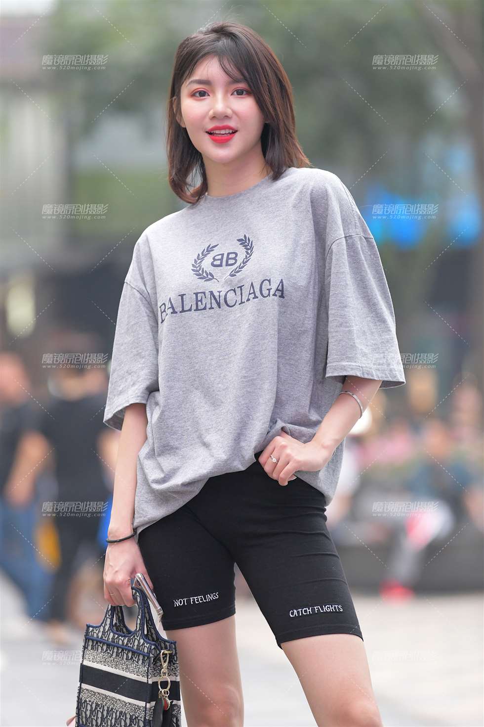 图片[1]-【红石赛帖】逛街的紧身裤美女-街拍流行馆