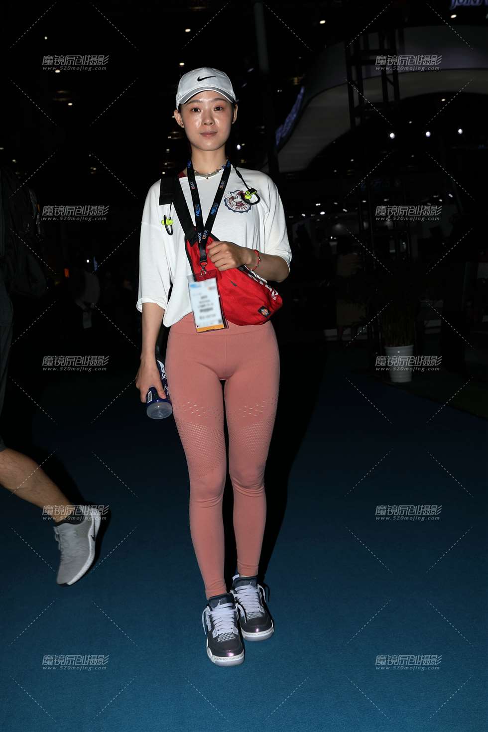 图片[1]-【欧阳赛帖】粉色紧身裤美女-街拍流行馆