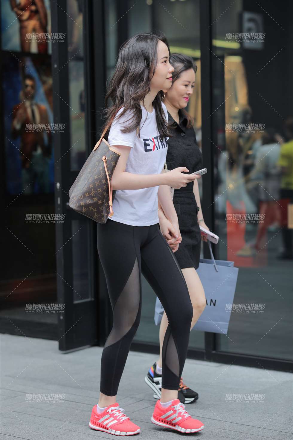 图片[1]-【凯恩赛贴】休闲运动裤小妹-街拍流行馆