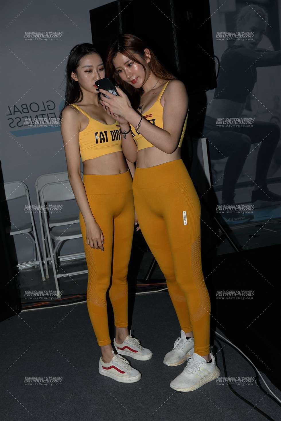图片[1]-【欧阳赛帖】性感黄色紧身裤美女-街拍流行馆
