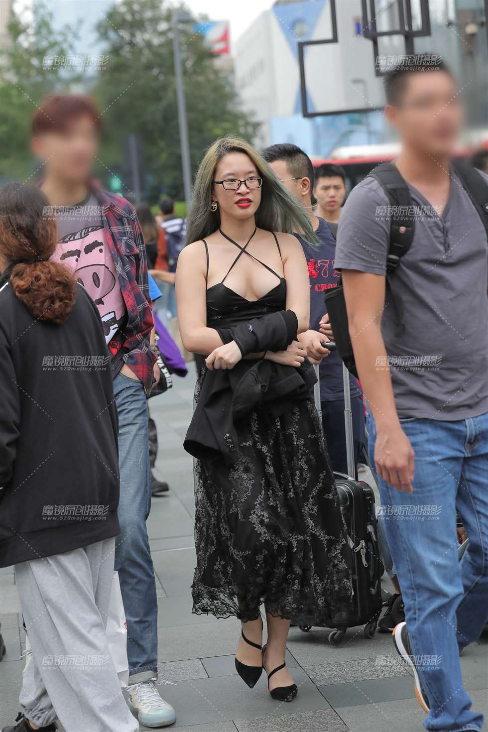 图片[4]-【凯恩赛贴】小姐姐这么穿着 实属勇敢-街拍流行馆