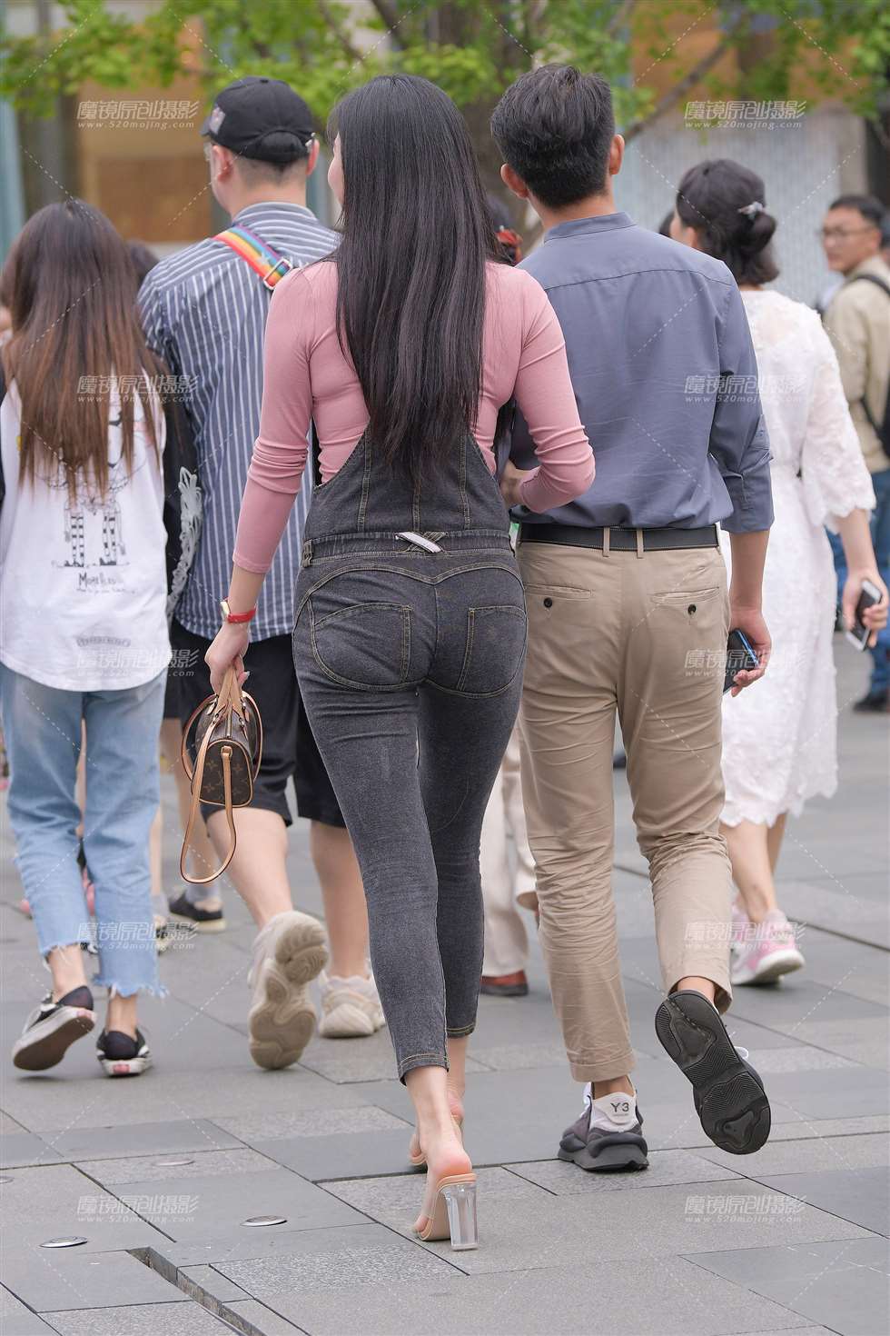 图片[2]-【视觉冲击赛贴】追了一公里的连体蜜桃裤美**-街拍流行馆