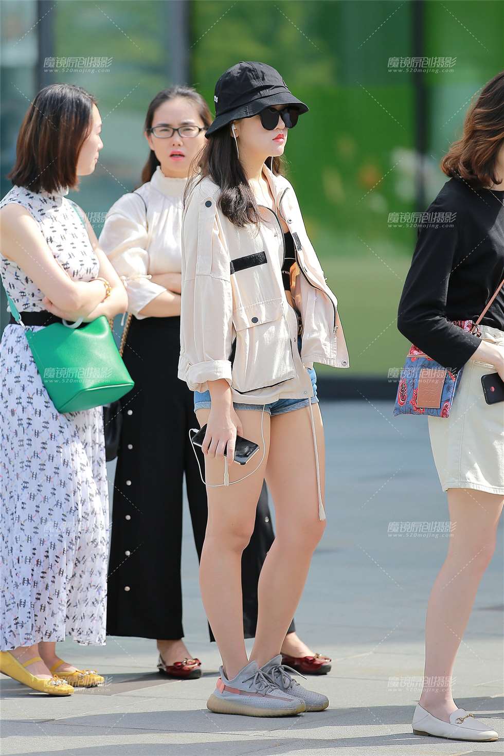 图片[1]-【玻璃赛贴】牛仔热裤美女-街拍流行馆