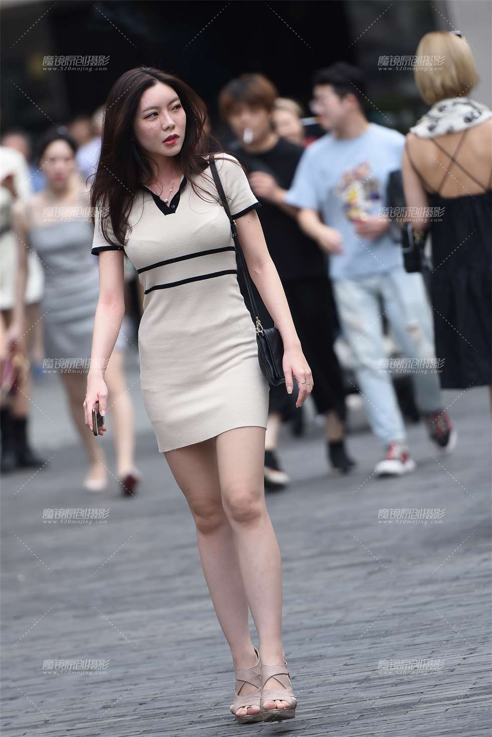 图片[1]-【咔喳赛贴】咬唇-街拍流行馆