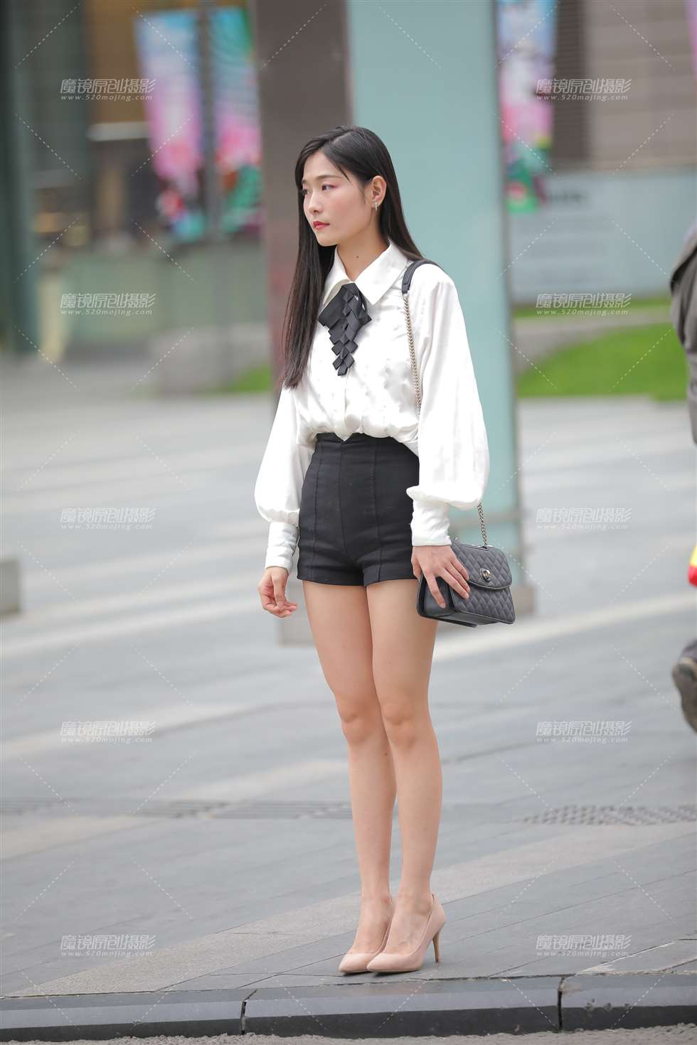 图片[1]-【凯恩赛贴】清秀的美腿女孩-街拍流行馆
