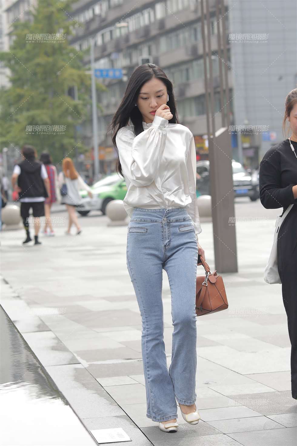 图片[1]-【凯恩赛贴】漂亮美眉 有些高冷-街拍流行馆