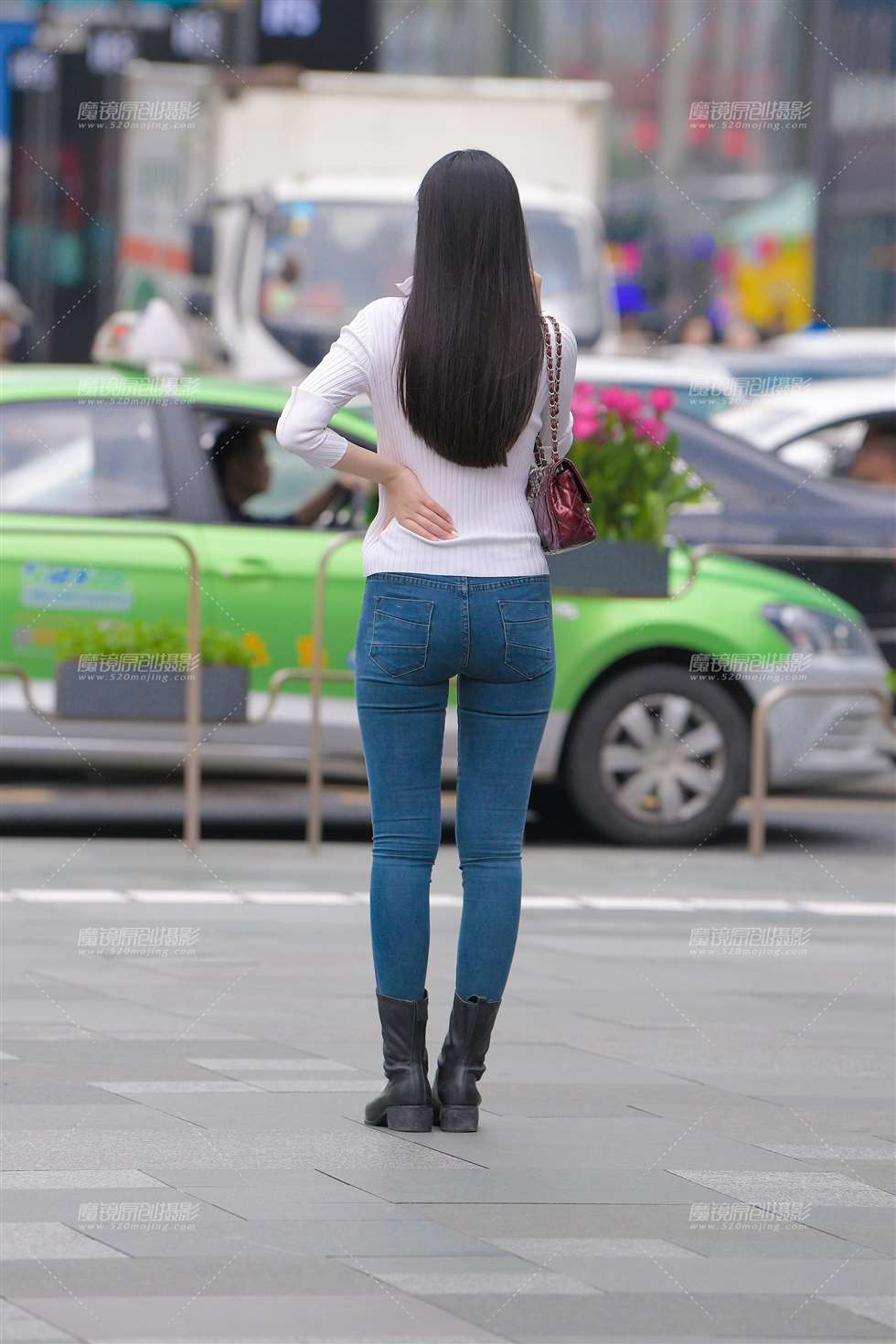 图片[2]-【视觉冲击赛贴】秋意紧牛小姐姐-街拍流行馆