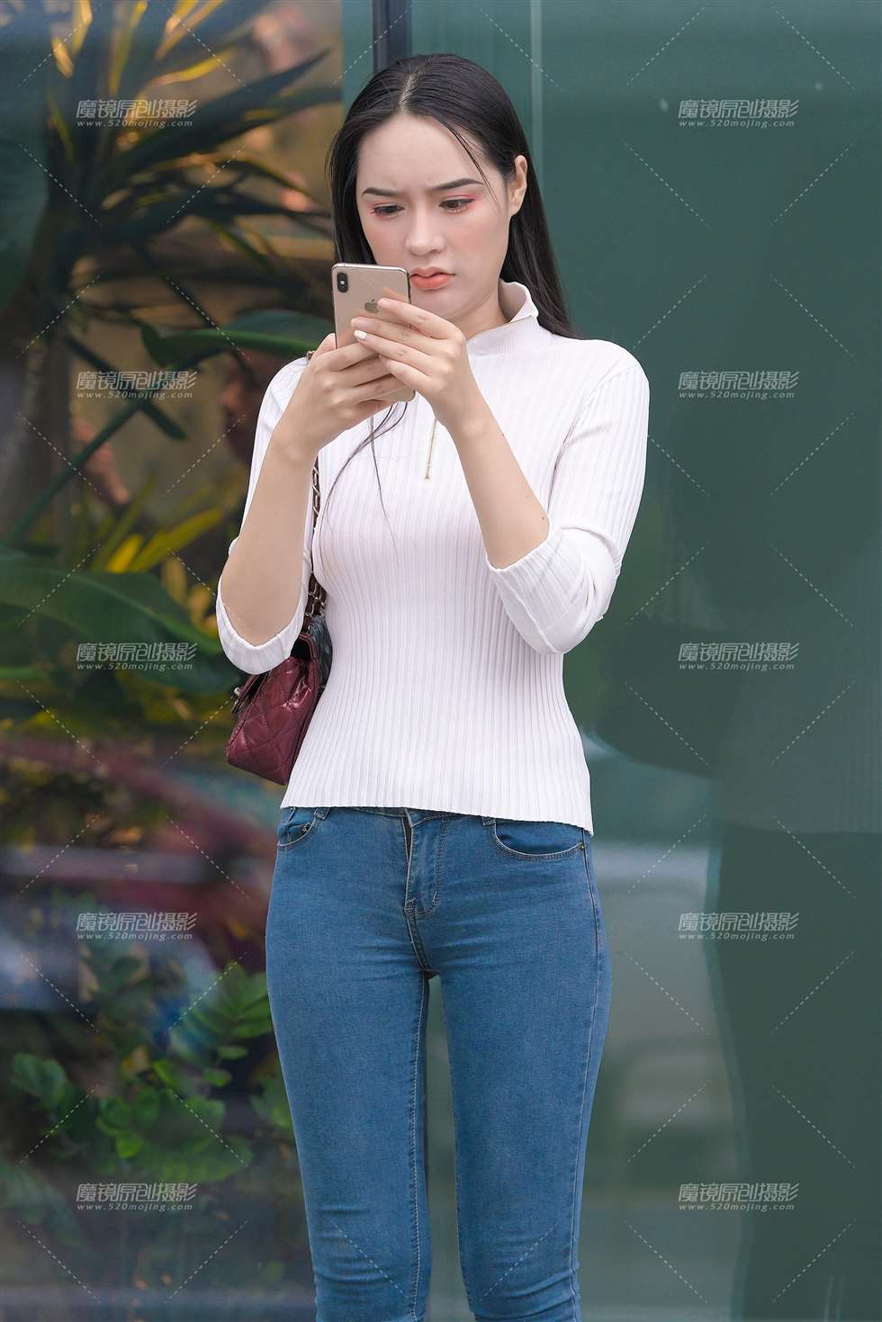 图片[1]-【视觉冲击赛贴】秋意紧牛小姐姐-街拍流行馆