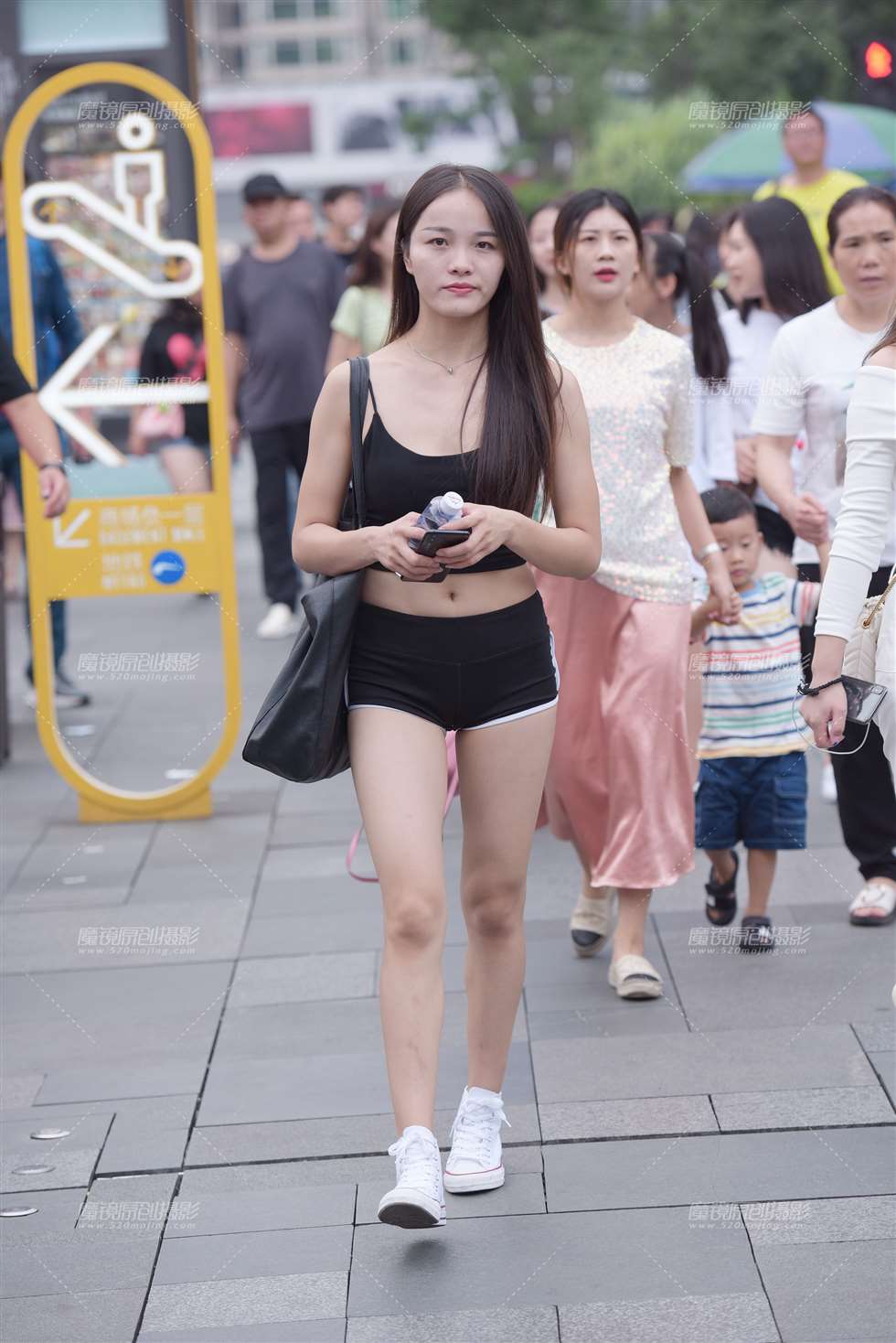 图片[1]-【慕容笙赛贴】买化妆品的小姐姐-街拍流行馆