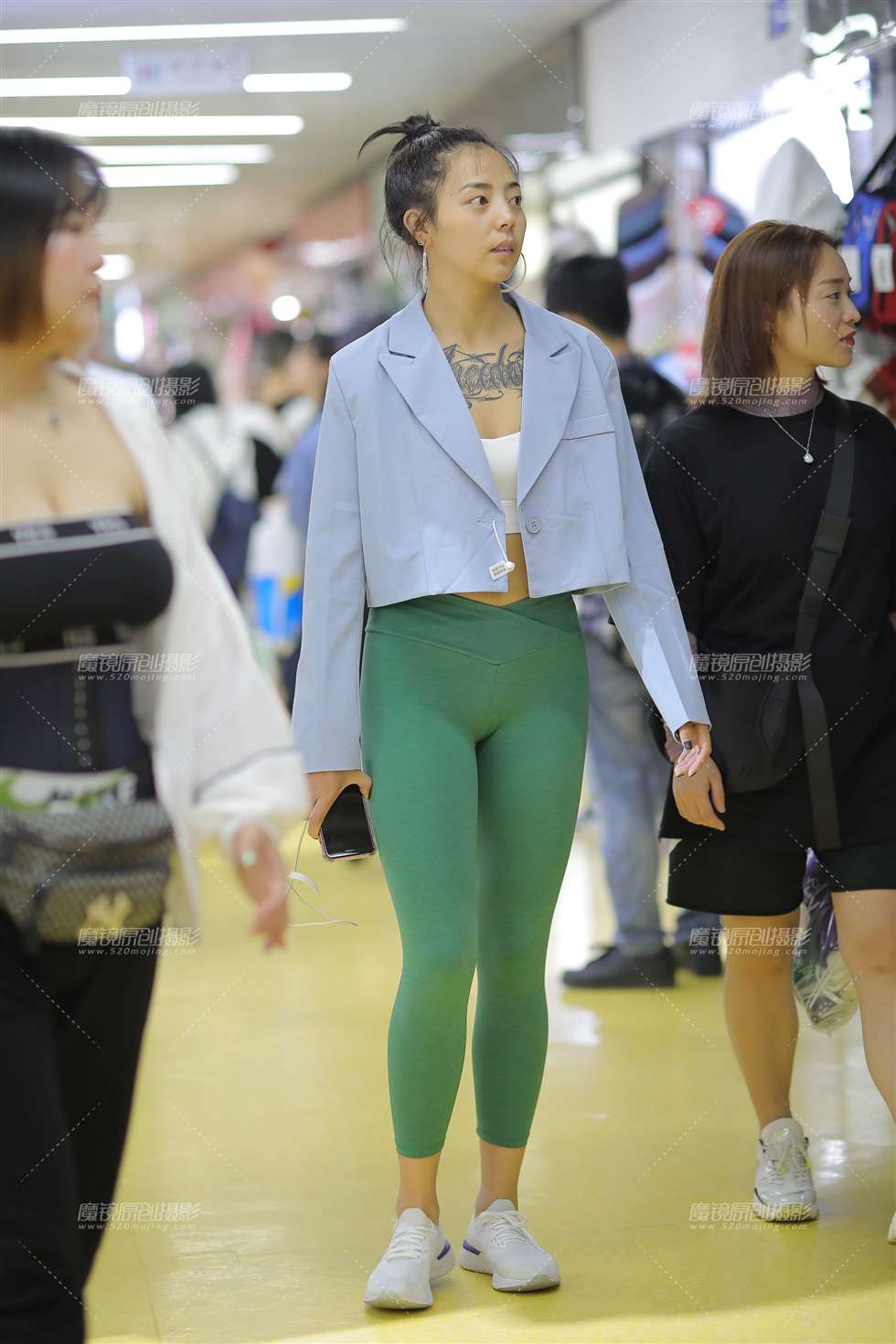 图片[1]-【凯恩赛贴】逛地下街买衣服的紧身裤小姐姐-街拍流行馆
