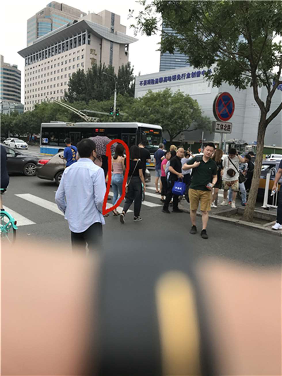 图片[3]-【玻璃赛帖】这种颜色的牛仔裤您喜欢吗-街拍流行馆