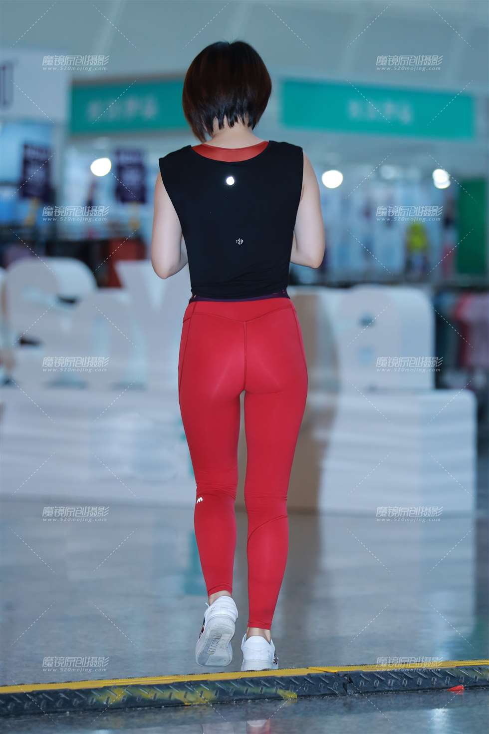 图片[1]-【小默赛帖】第1457篇热心紧身美女-街拍流行馆