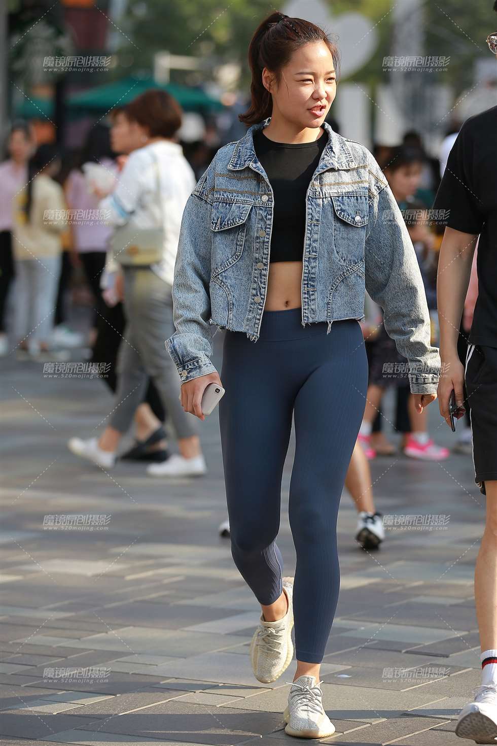 图片[1]-【玻璃赛帖】蓝色瑜伽裤美女-街拍流行馆
