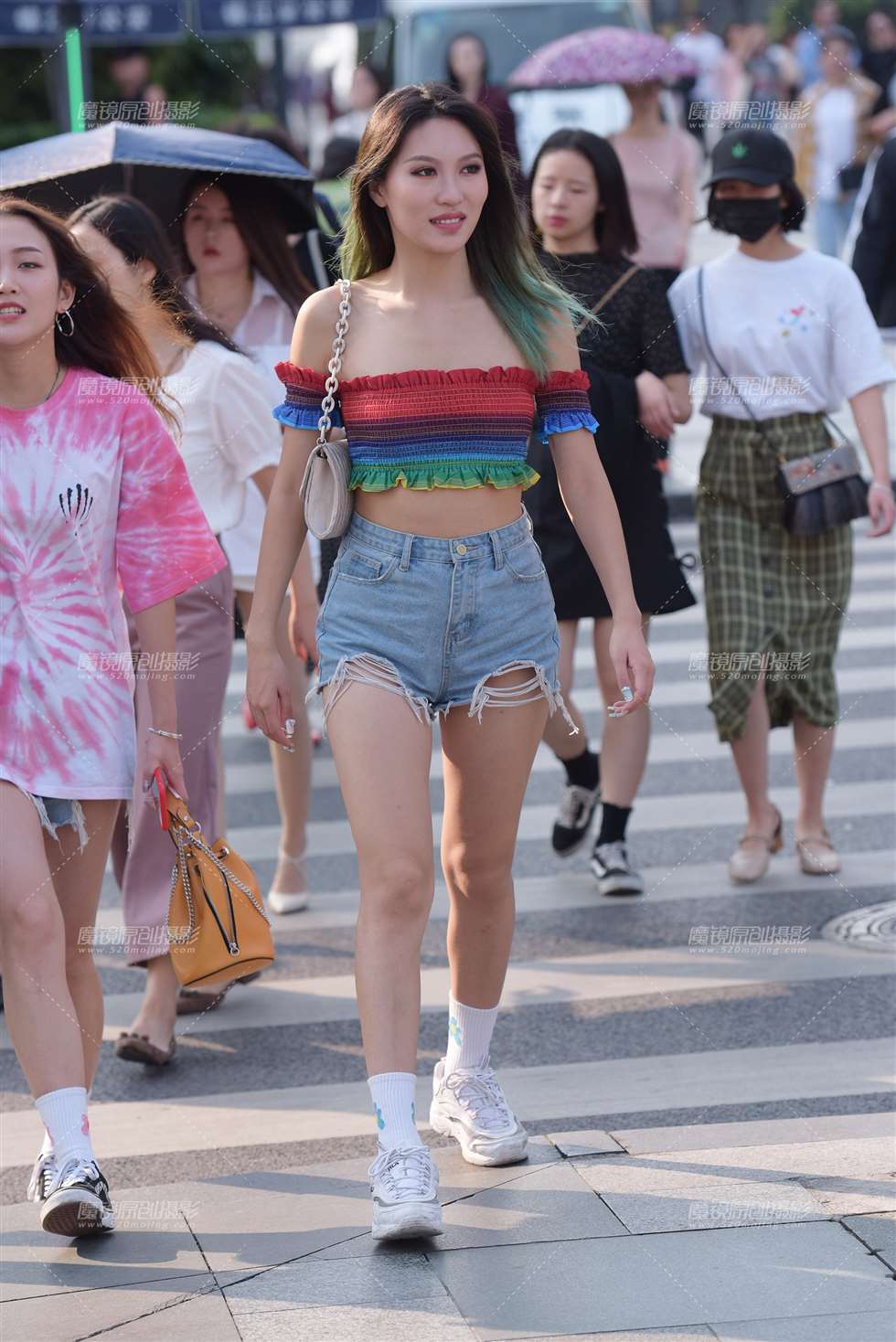图片[1]-【慕容笙赛贴】拼色一字抹胸、热裤美腿、野性美女-街拍流行馆