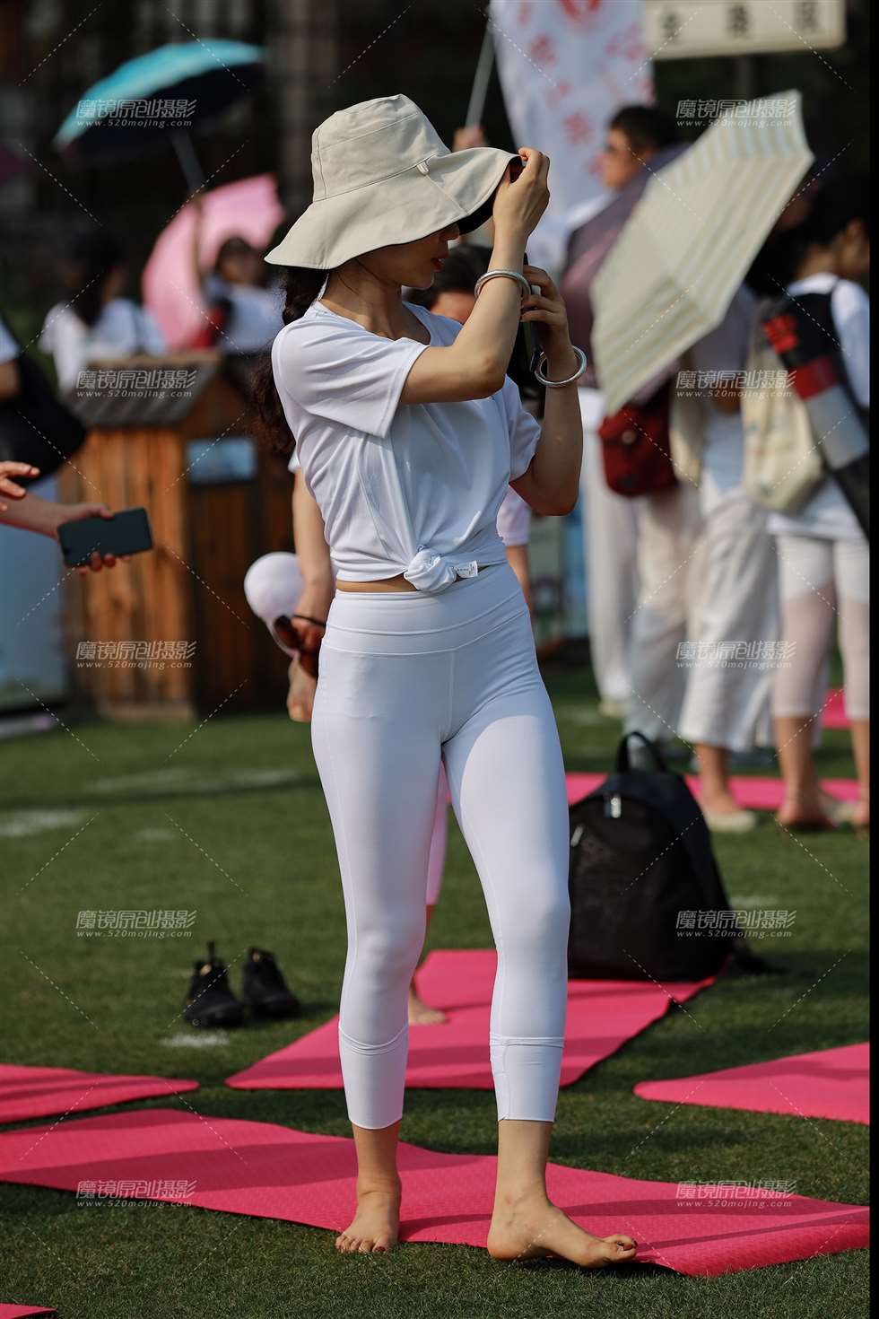 图片[1]-【小默赛帖】第1460篇紧身裤美女-街拍流行馆