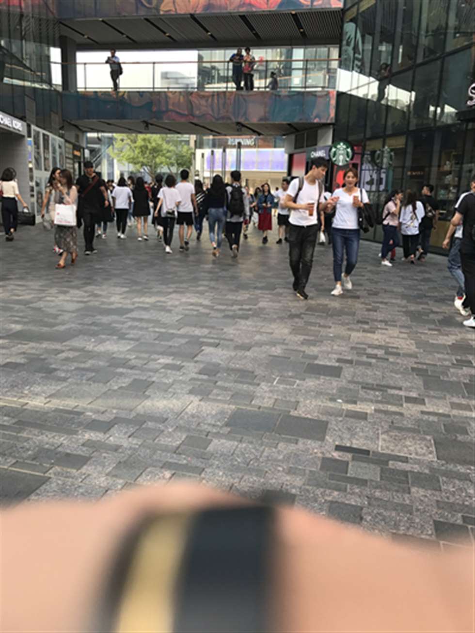 图片[3]-【玻璃赛帖】蓝色紧身牛仔裤美眉-街拍流行馆