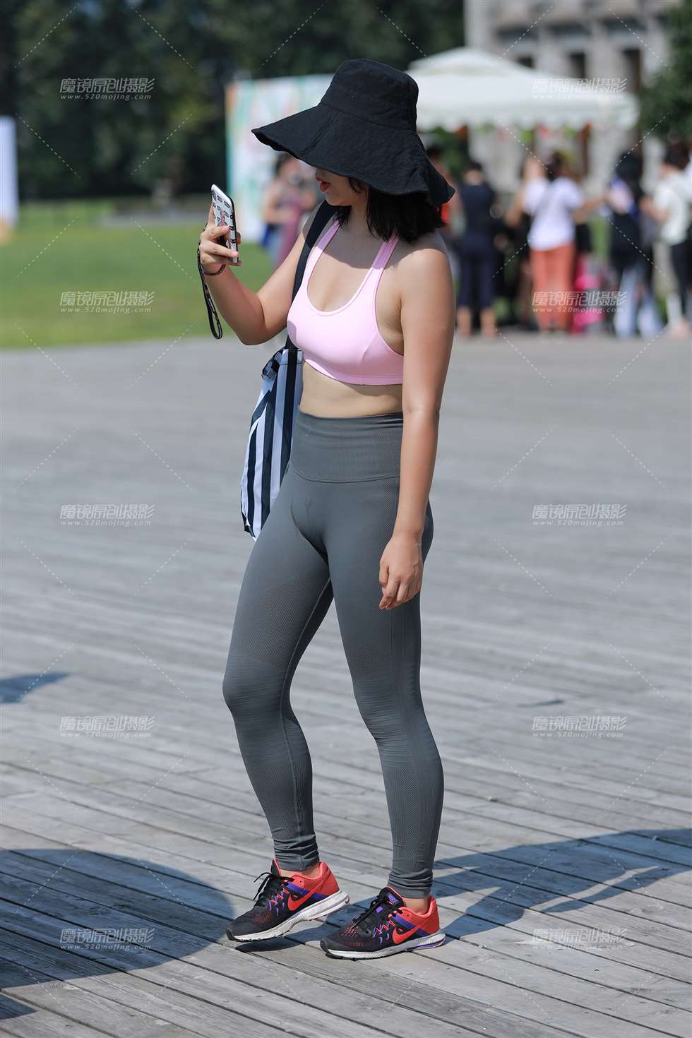 图片[1]-【小默赛帖】第1466篇性感紧身美女-街拍流行馆
