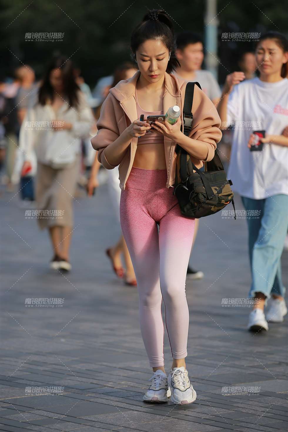 图片[4]-【玻璃赛帖】渐变粉瑜伽服美女-街拍流行馆