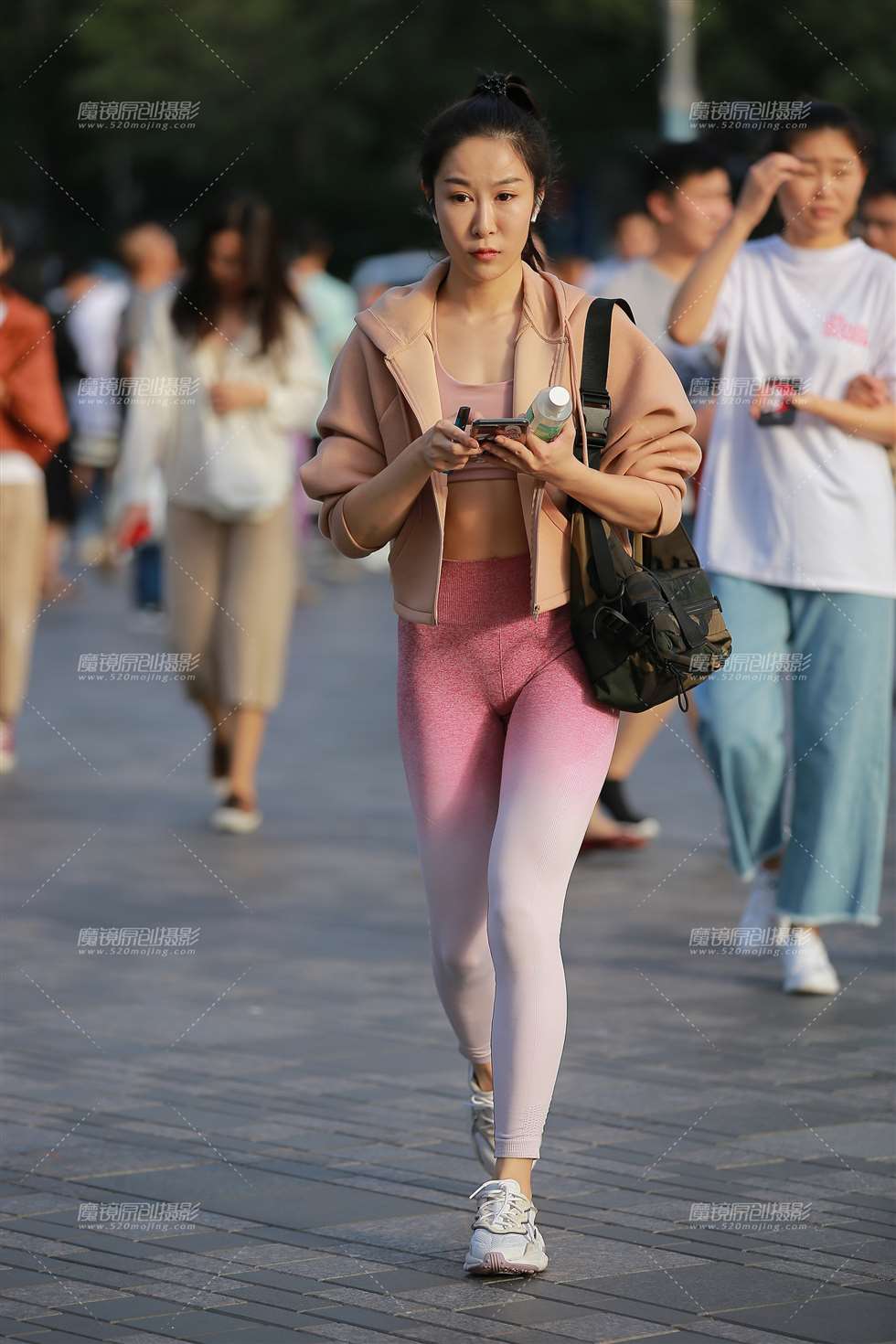 图片[5]-【玻璃赛帖】渐变粉瑜伽服美女-街拍流行馆