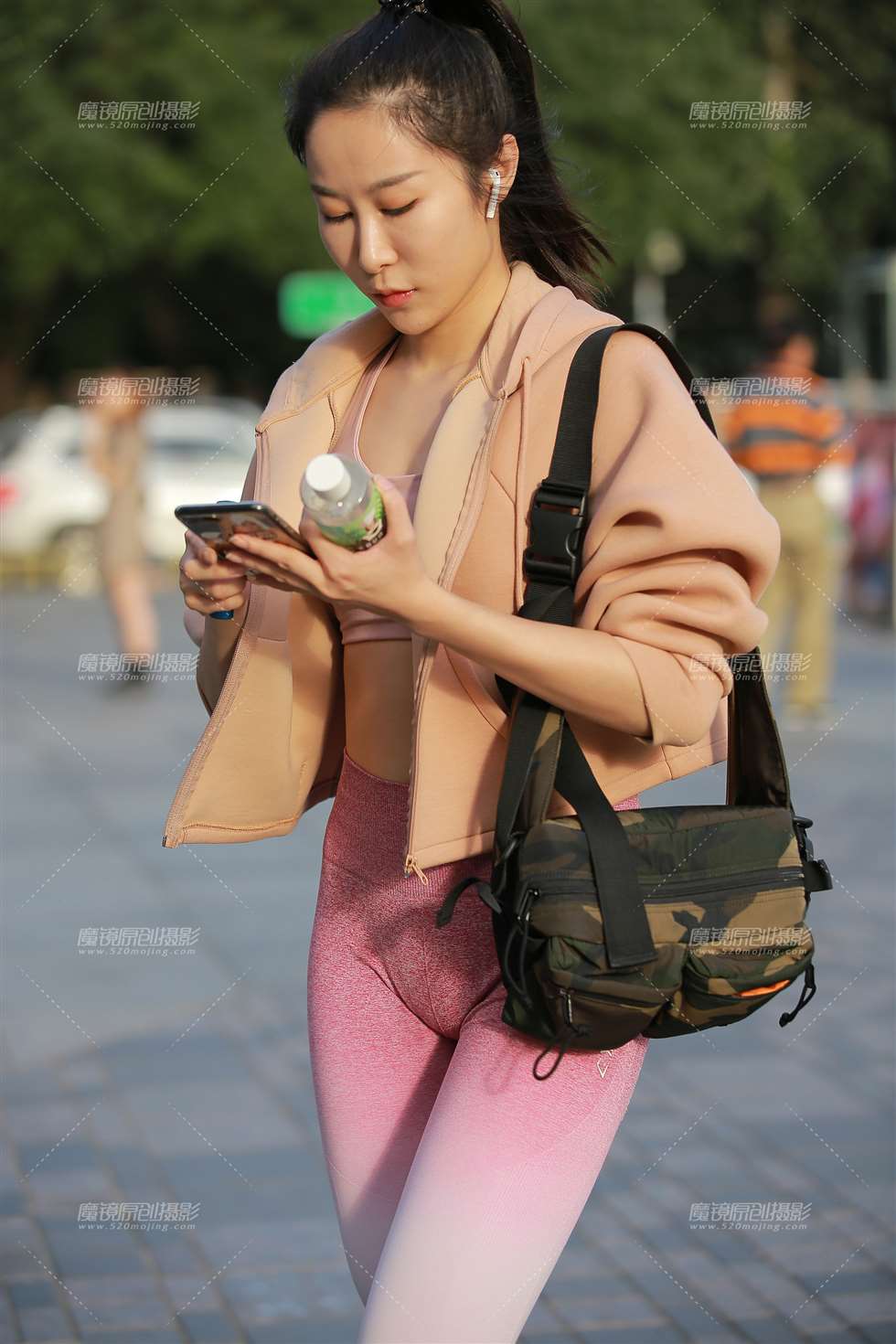 图片[1]-【玻璃赛帖】渐变粉瑜伽服美女-街拍流行馆