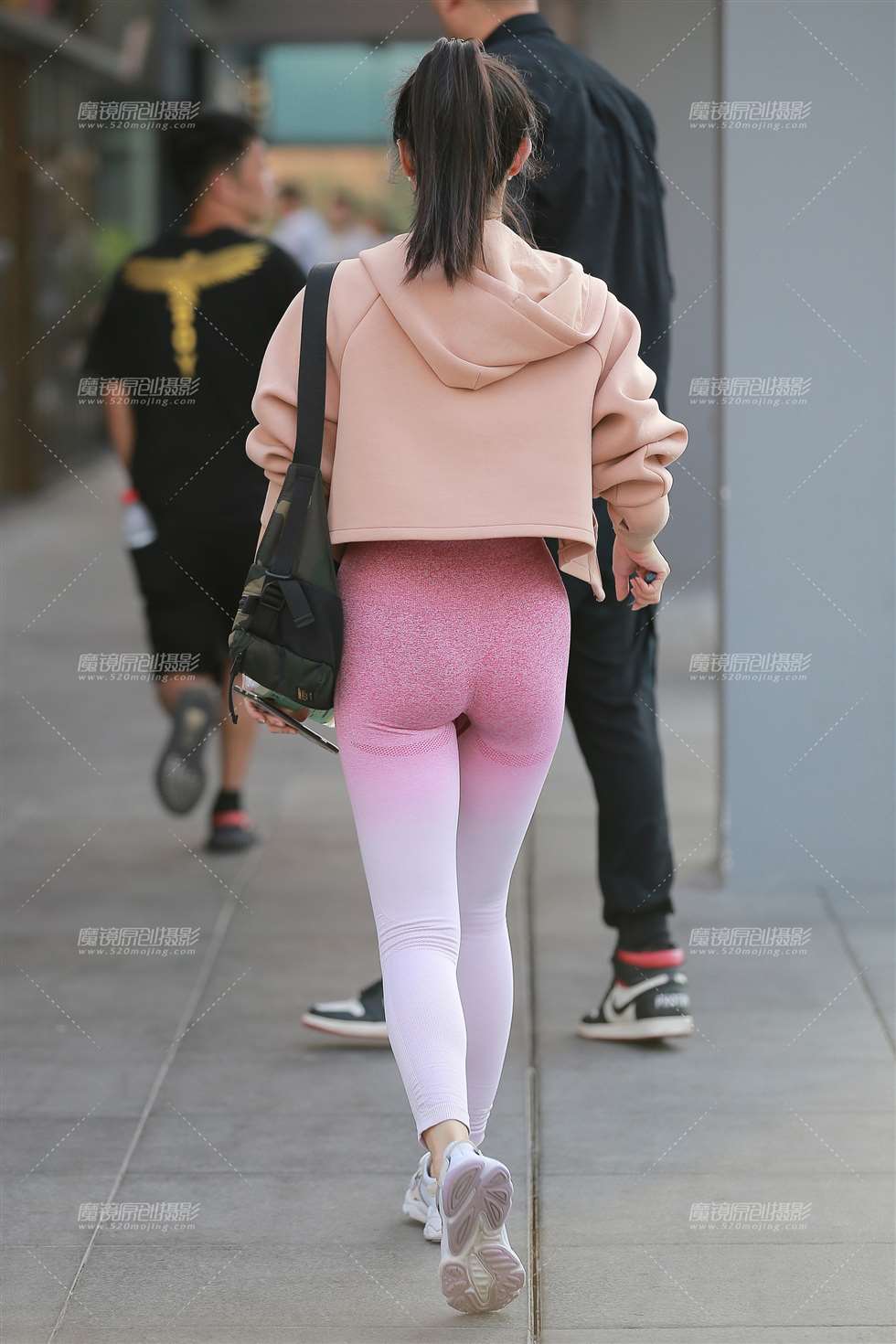 图片[2]-【玻璃赛帖】渐变粉瑜伽服美女-街拍流行馆