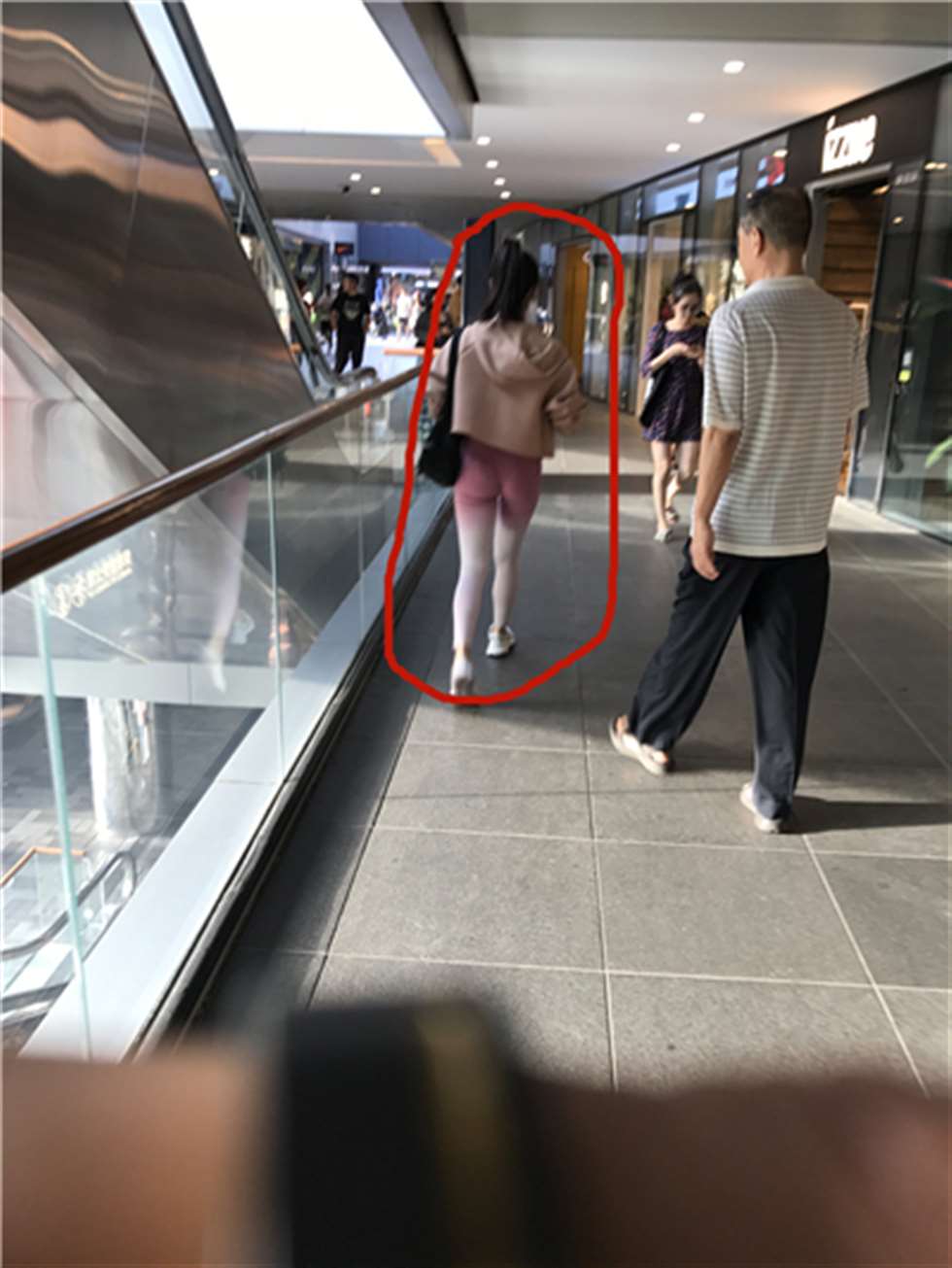 图片[3]-【玻璃赛帖】渐变粉瑜伽服美女-街拍流行馆