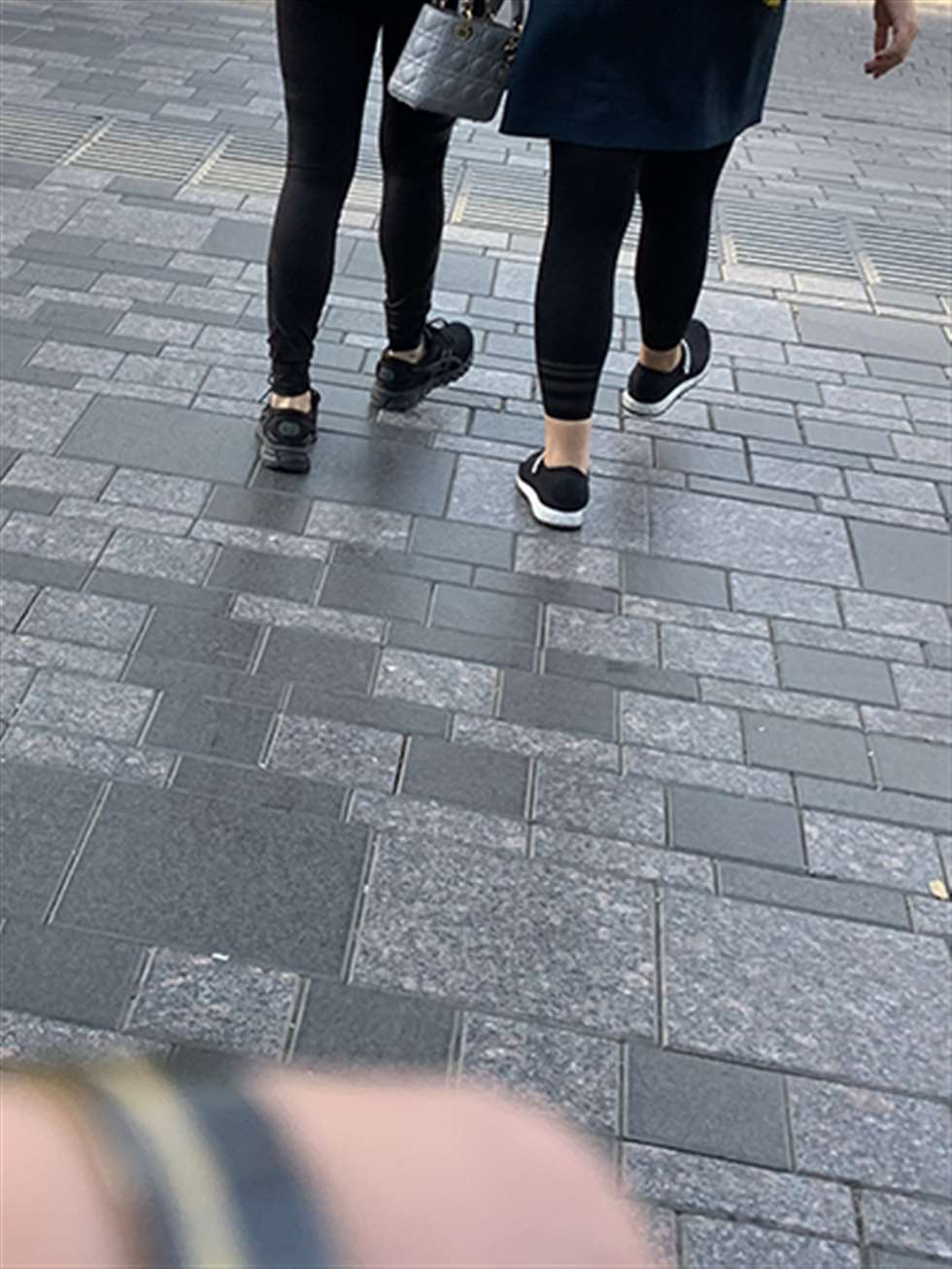 图片[3]-【红石赛帖】黑色瑜伽紧身美女-街拍流行馆