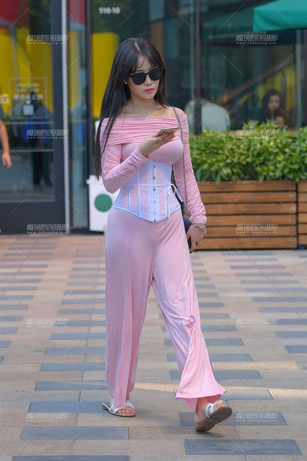 图片[1]-【街拍之魂赛帖】一路玩手机的美女-街拍流行馆