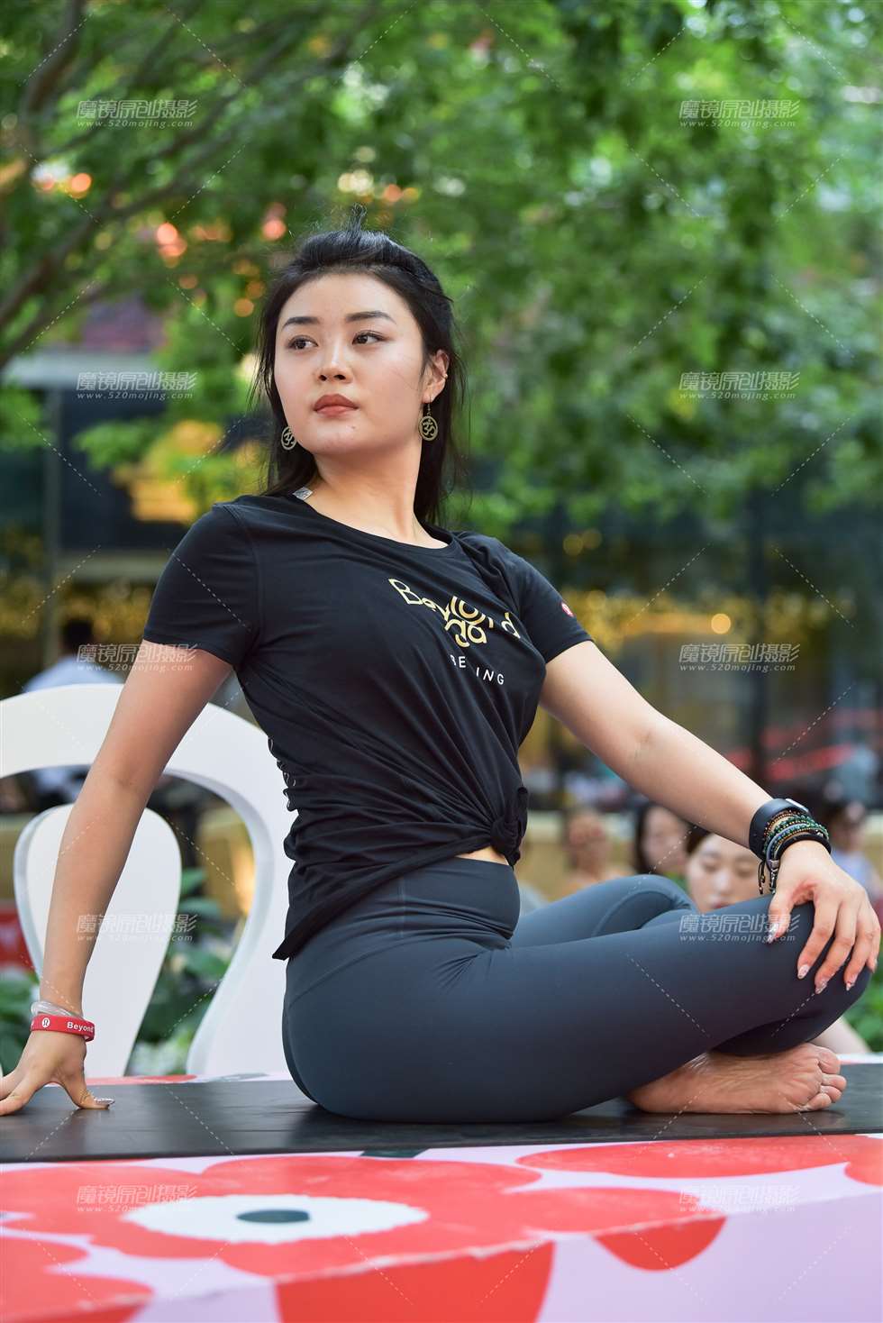 图片[1]-【赛德克赛帖】身材圆润的大眼睛美女-街拍流行馆