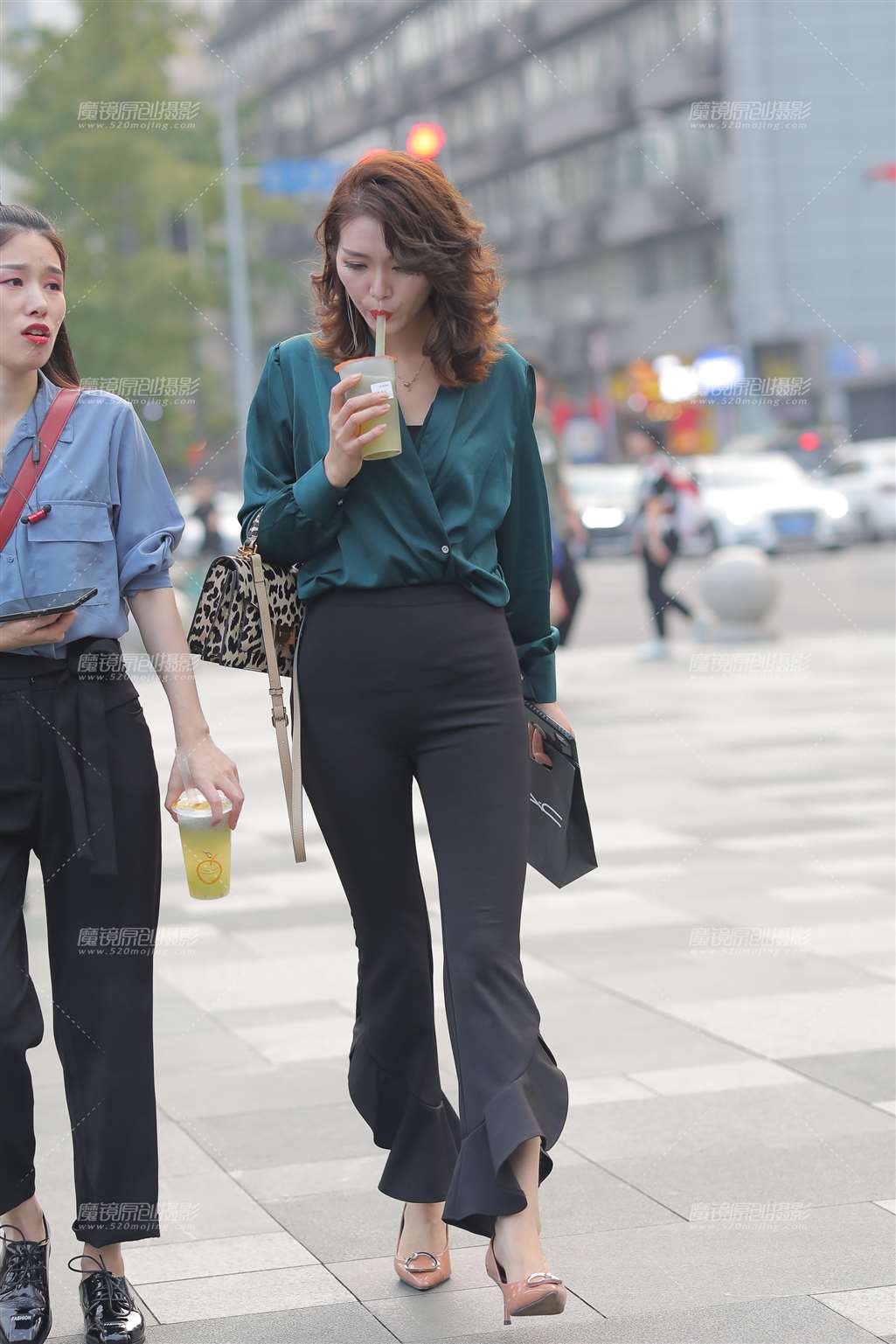 图片[1]-【凯恩赛贴】迷人的卷发美女-街拍流行馆
